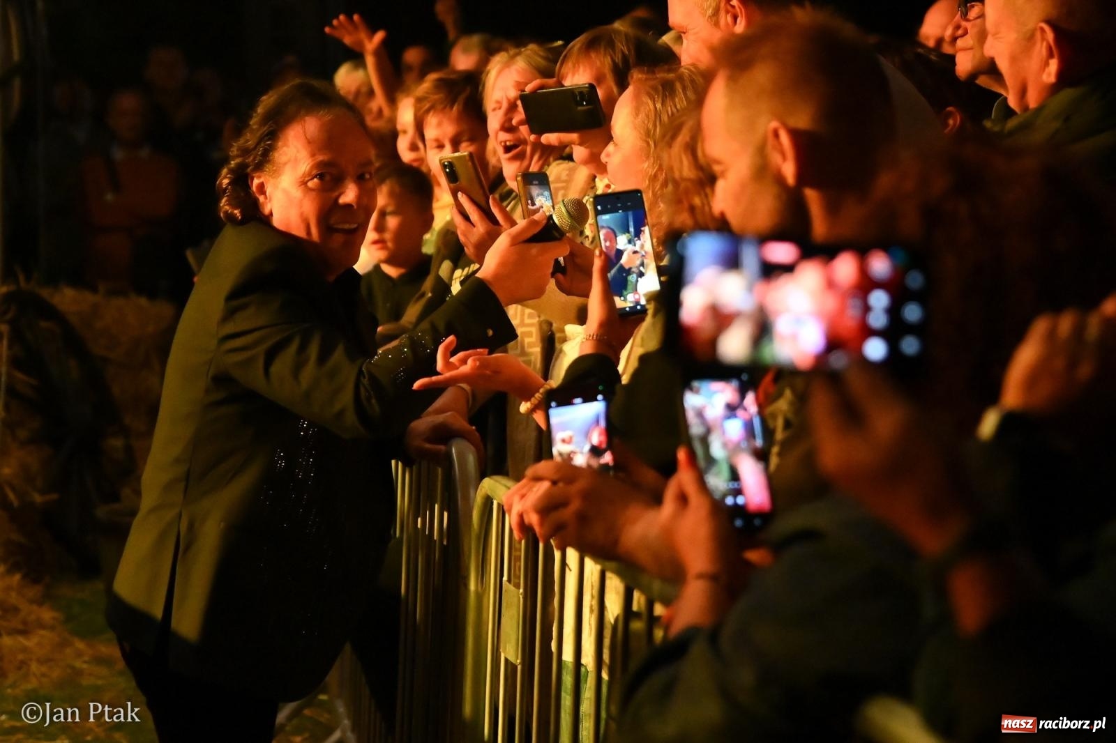 Zdjęcie w galerii na portalu naszraciborz.pl: Francesco Napoli zakończył dożynki w Krowiarkach. Publiczność bawiła się razem z artystą [FOTO i WIDEO] wiadomości z regionu
