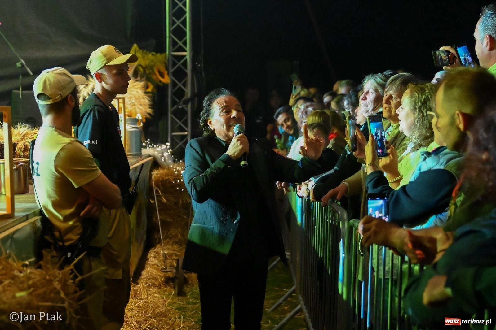 Zdjęcie w galerii na portalu naszraciborz.pl: Francesco Napoli zakończył dożynki w Krowiarkach. Publiczność bawiła się razem z artystą [FOTO i WIDEO] wiadomości z regionu
