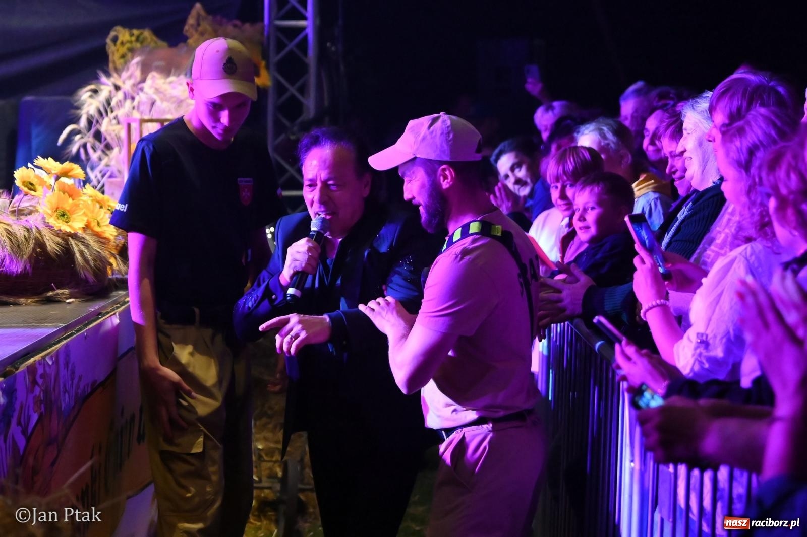 Zdjęcie w galerii na portalu naszraciborz.pl: Francesco Napoli zakończył dożynki w Krowiarkach. Publiczność bawiła się razem z artystą [FOTO i WIDEO] wiadomości z regionu