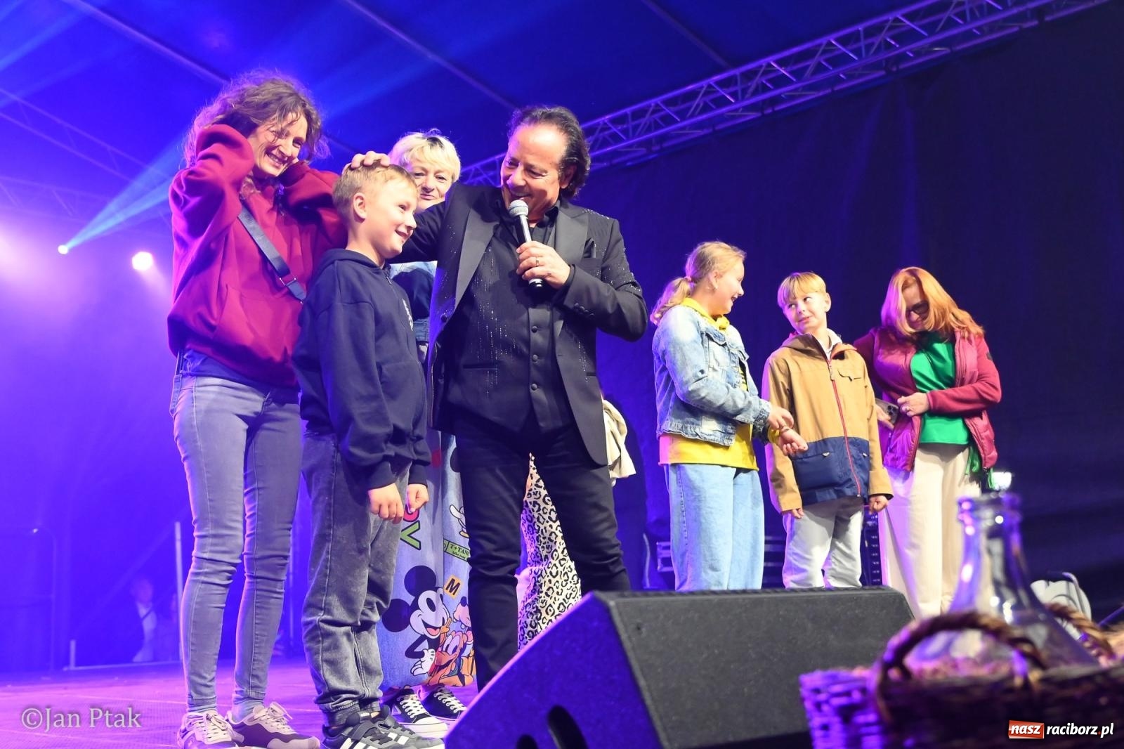 Zdjęcie w galerii na portalu naszraciborz.pl: Francesco Napoli zakończył dożynki w Krowiarkach. Publiczność bawiła się razem z artystą [FOTO i WIDEO] wiadomości z regionu