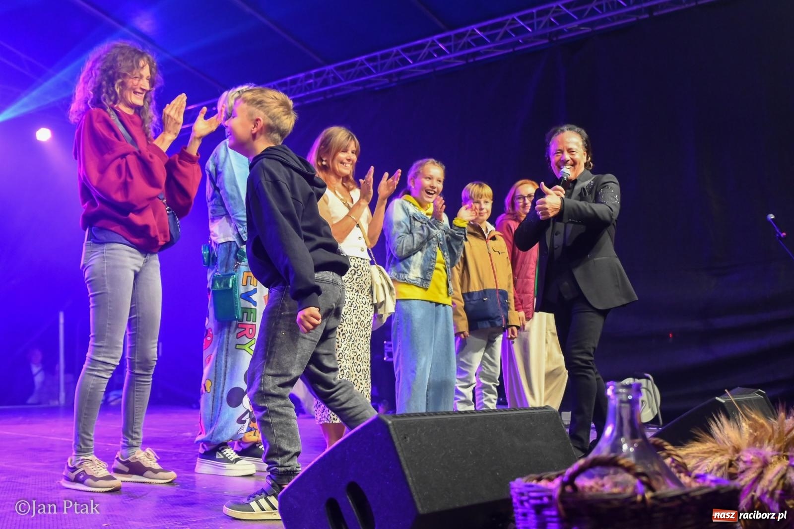 Zdjęcie w galerii na portalu naszraciborz.pl: Francesco Napoli zakończył dożynki w Krowiarkach. Publiczność bawiła się razem z artystą [FOTO i WIDEO] wiadomości z regionu