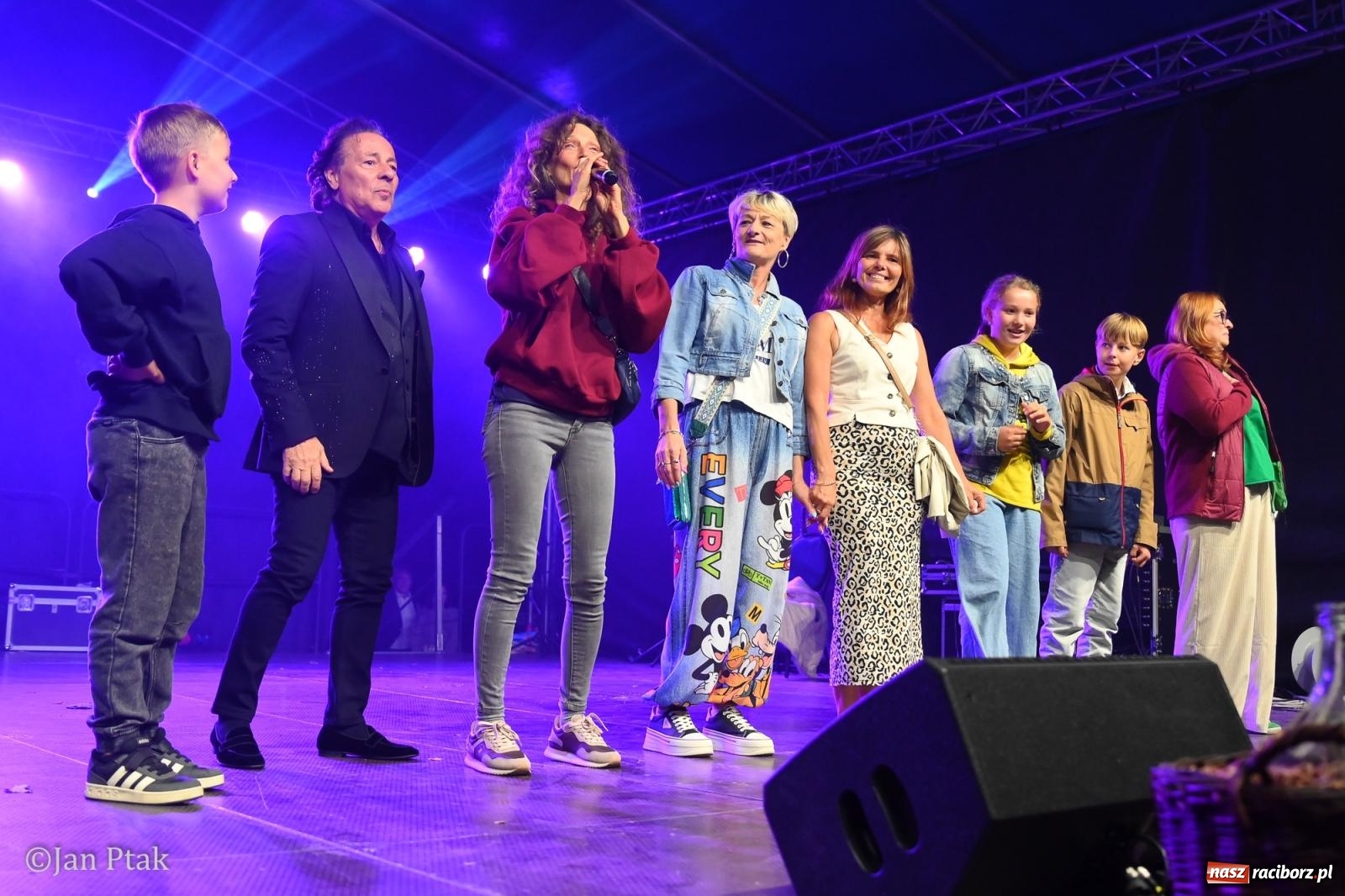 Zdjęcie w galerii na portalu naszraciborz.pl: Francesco Napoli zakończył dożynki w Krowiarkach. Publiczność bawiła się razem z artystą [FOTO i WIDEO] wiadomości z regionu