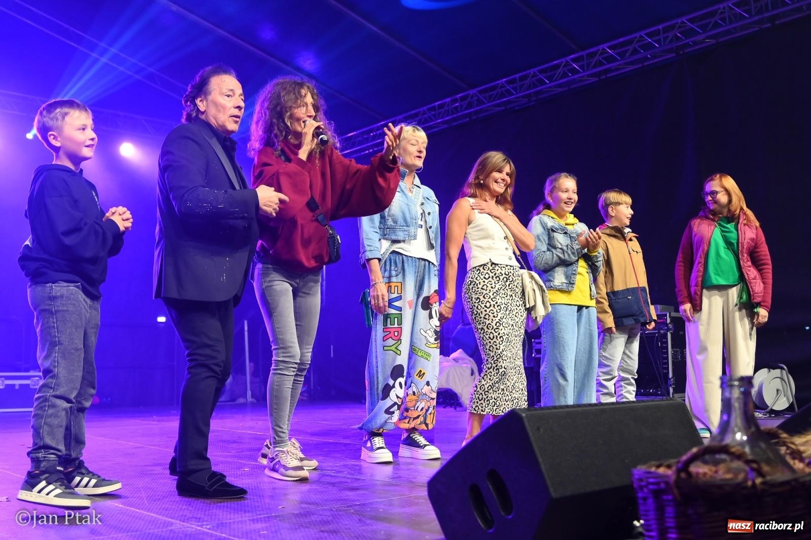 Zdjęcie w galerii na portalu naszraciborz.pl: Francesco Napoli zakończył dożynki w Krowiarkach. Publiczność bawiła się razem z artystą [FOTO i WIDEO] wiadomości z regionu