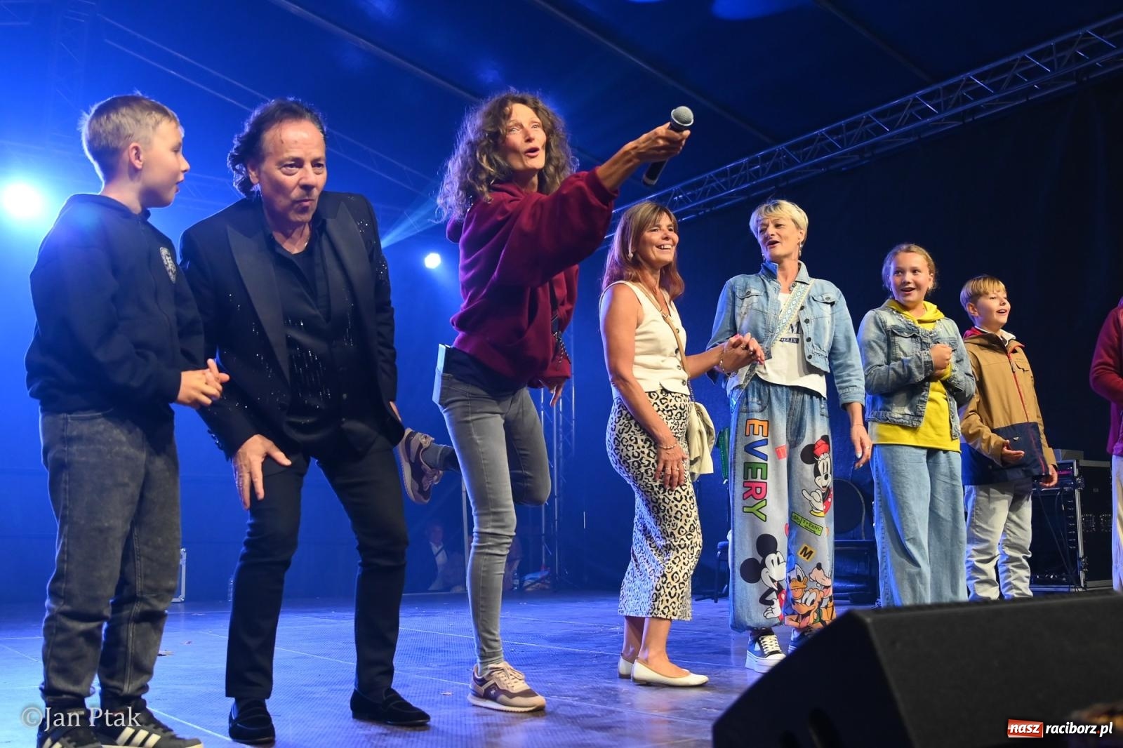 Zdjęcie w galerii na portalu naszraciborz.pl: Francesco Napoli zakończył dożynki w Krowiarkach. Publiczność bawiła się razem z artystą [FOTO i WIDEO] wiadomości z regionu