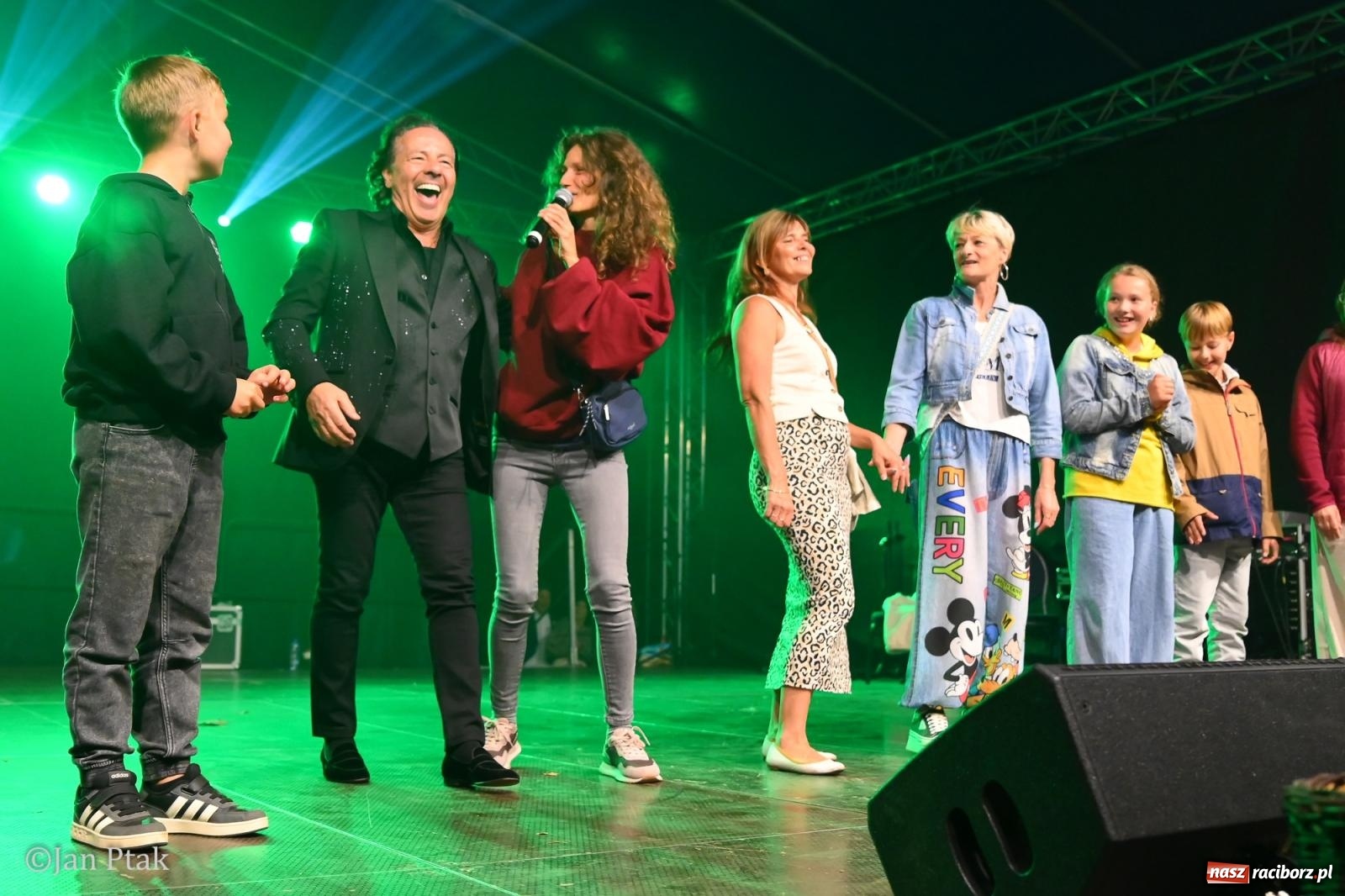 Zdjęcie w galerii na portalu naszraciborz.pl: Francesco Napoli zakończył dożynki w Krowiarkach. Publiczność bawiła się razem z artystą [FOTO i WIDEO] wiadomości z regionu