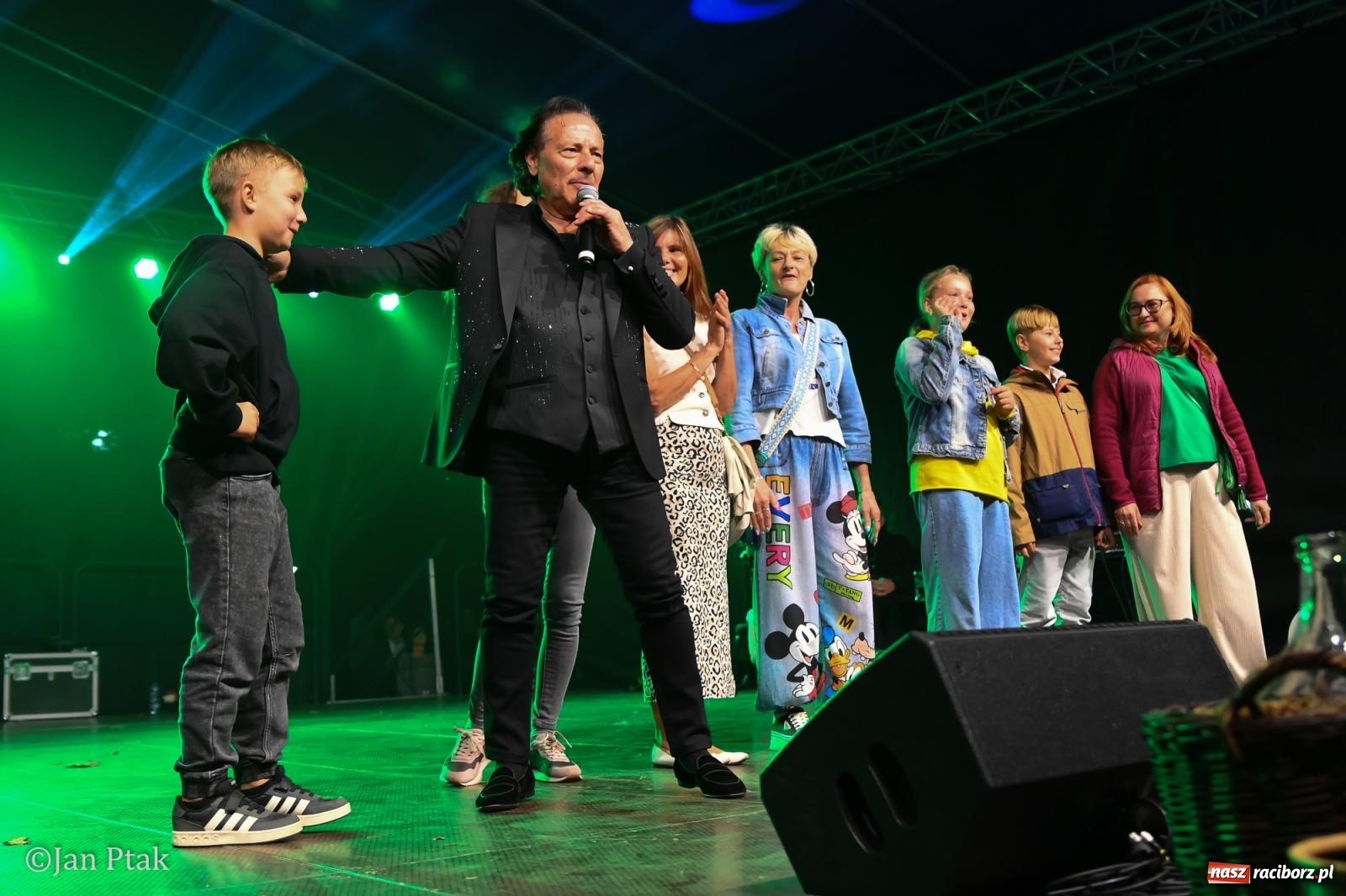 Zdjęcie w galerii na portalu naszraciborz.pl: Francesco Napoli zakończył dożynki w Krowiarkach. Publiczność bawiła się razem z artystą [FOTO i WIDEO] wiadomości z regionu