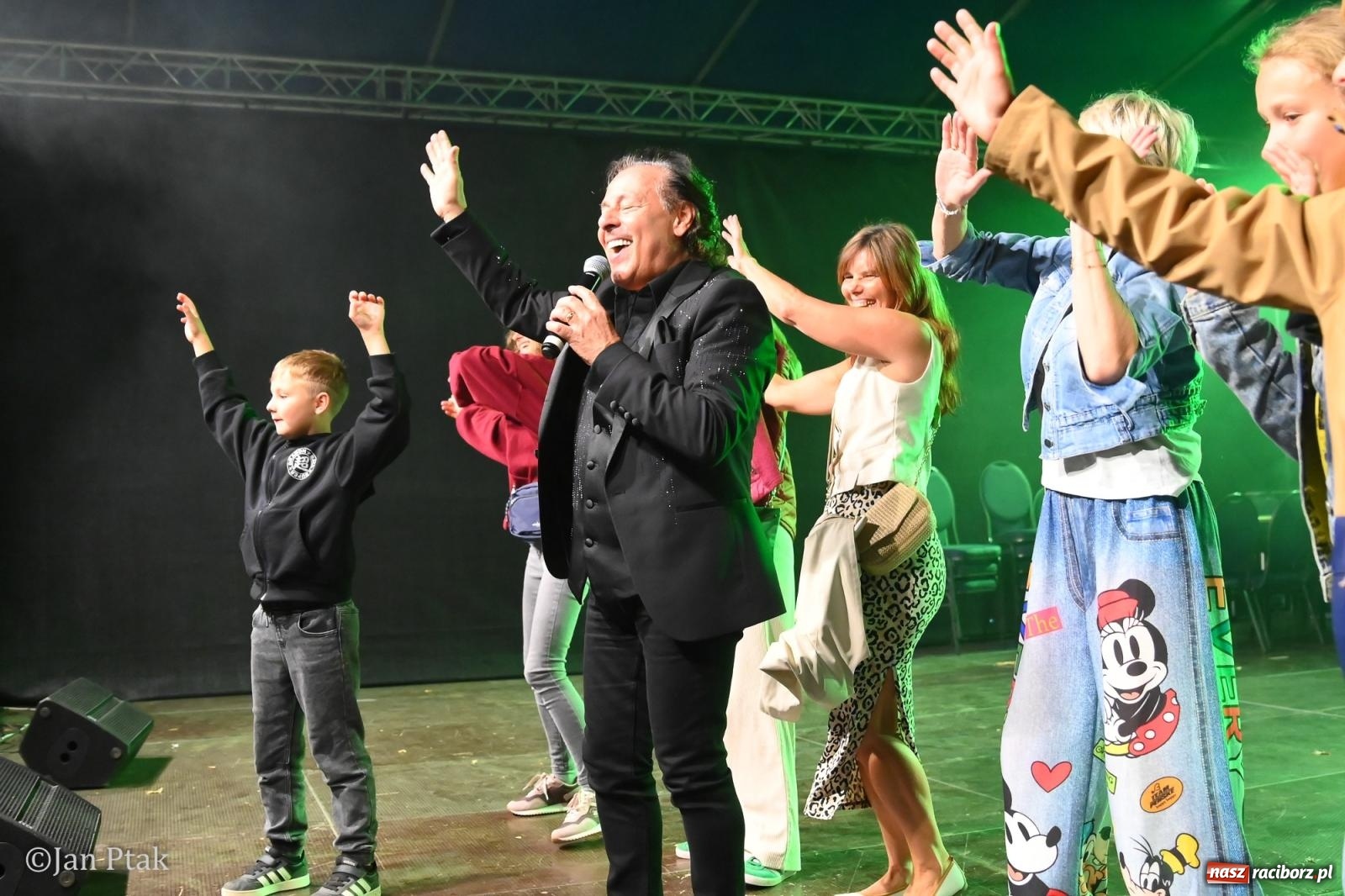 Zdjęcie w galerii na portalu naszraciborz.pl: Francesco Napoli zakończył dożynki w Krowiarkach. Publiczność bawiła się razem z artystą [FOTO i WIDEO] wiadomości z regionu