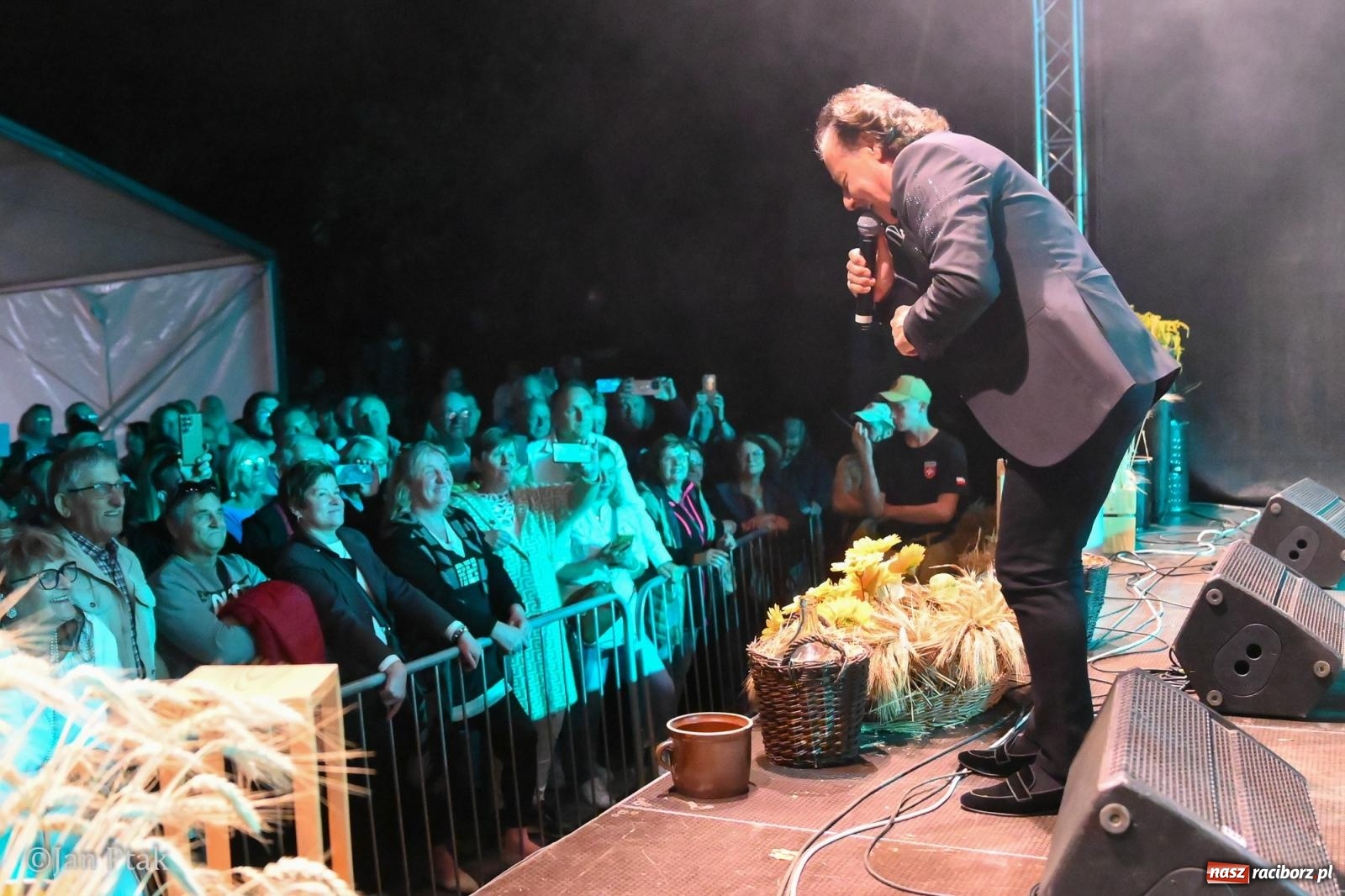 Zdjęcie w galerii na portalu naszraciborz.pl: Francesco Napoli zakończył dożynki w Krowiarkach. Publiczność bawiła się razem z artystą [FOTO i WIDEO] wiadomości z regionu