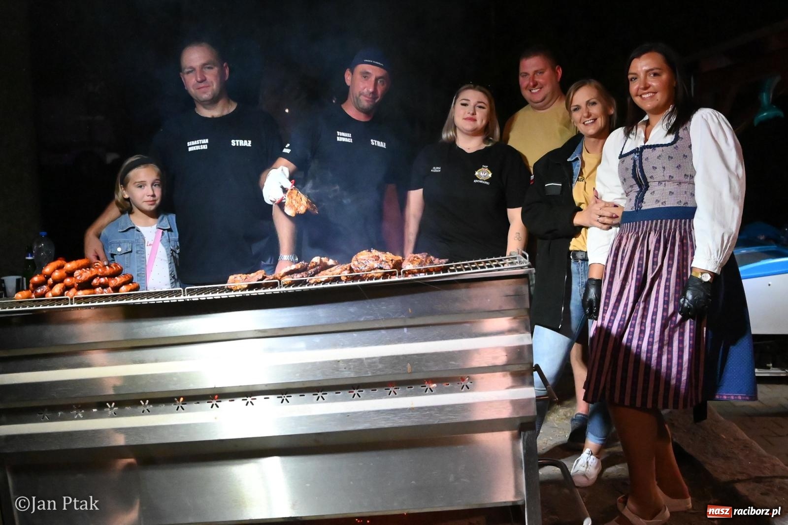 Zdjęcie w galerii na portalu naszraciborz.pl: Francesco Napoli zakończył dożynki w Krowiarkach. Publiczność bawiła się razem z artystą [FOTO i WIDEO] wiadomości z regionu
