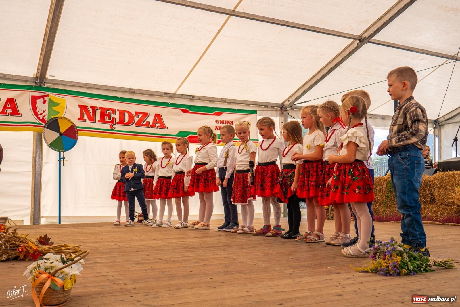 Zdjęcie w galerii na portalu naszraciborz.pl: A po korowodzie i mszy… biesiada i tłumy na parkiecie. Tak bawiła się gmina Nędza na dożynkach w Zawadzie Książęcej [FOTO] wiadomości z regionu