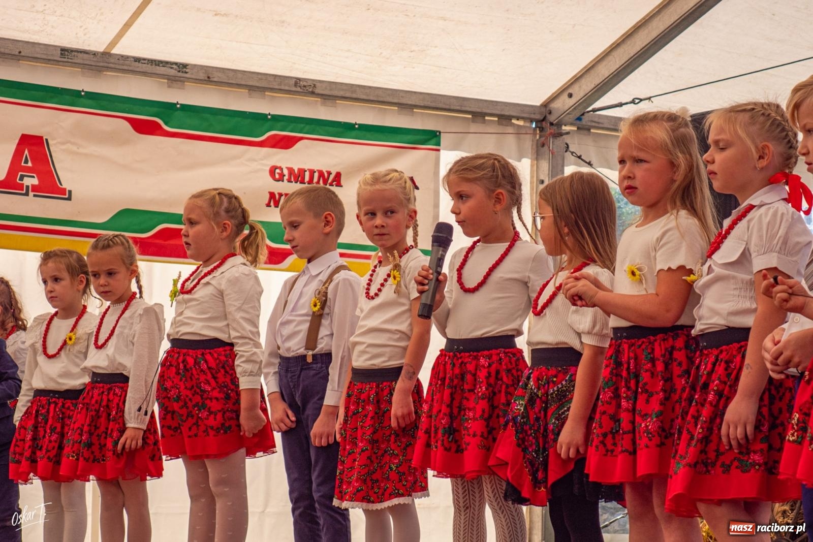 Zdjęcie w galerii na portalu naszraciborz.pl: A po korowodzie i mszy… biesiada i tłumy na parkiecie. Tak bawiła się gmina Nędza na dożynkach w Zawadzie Książęcej [FOTO] wiadomości z regionu
