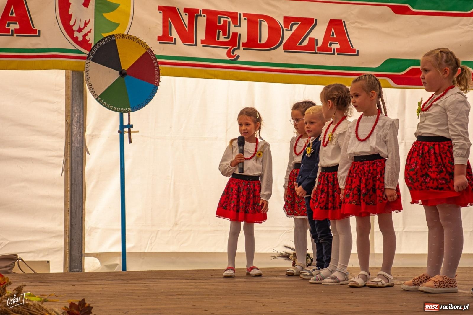 Zdjęcie w galerii na portalu naszraciborz.pl: A po korowodzie i mszy… biesiada i tłumy na parkiecie. Tak bawiła się gmina Nędza na dożynkach w Zawadzie Książęcej [FOTO] wiadomości z regionu