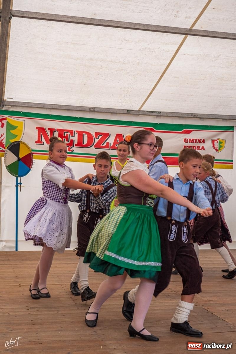 Zdjęcie w galerii na portalu naszraciborz.pl: A po korowodzie i mszy… biesiada i tłumy na parkiecie. Tak bawiła się gmina Nędza na dożynkach w Zawadzie Książęcej [FOTO] wiadomości z regionu