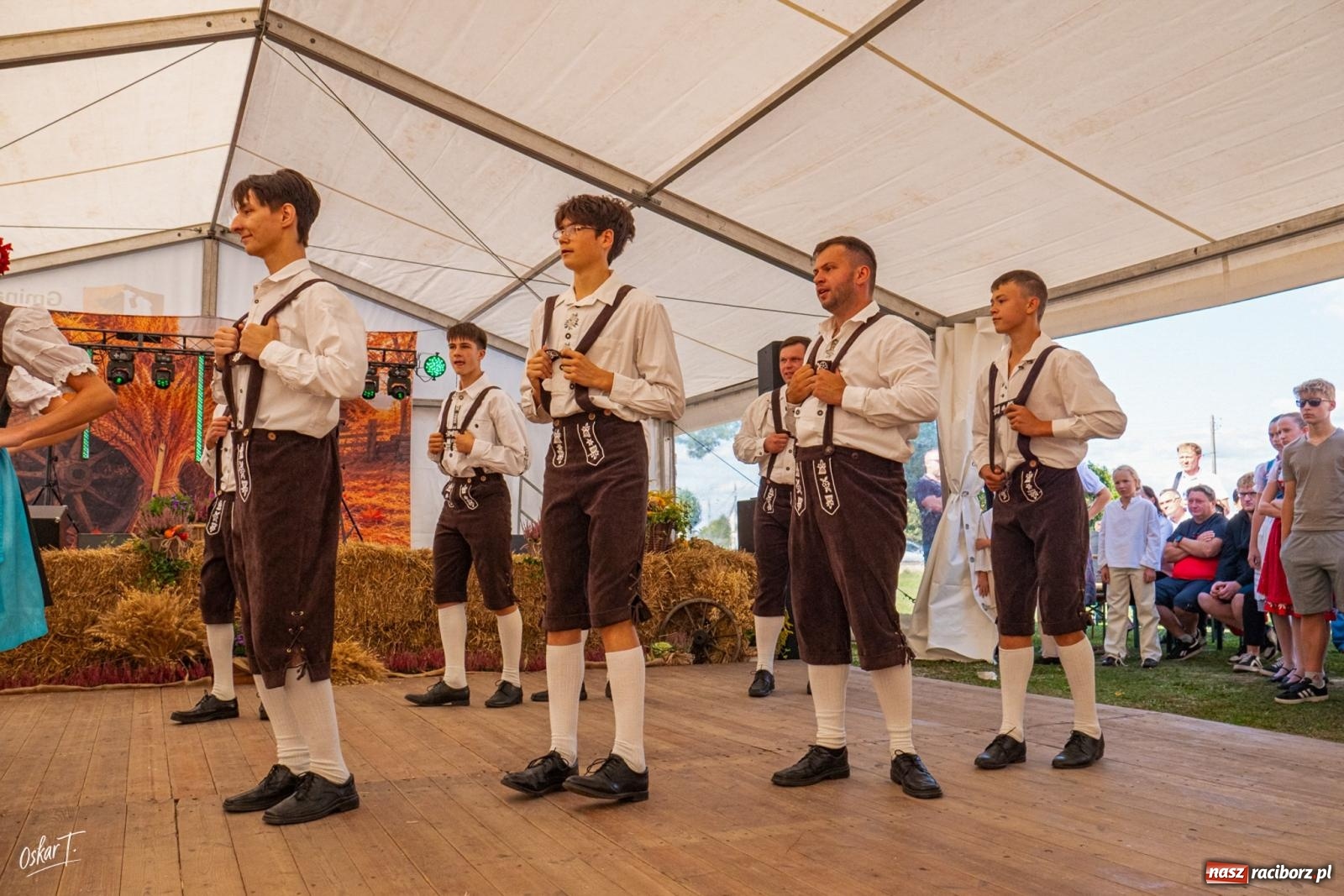 Zdjęcie w galerii na portalu naszraciborz.pl: A po korowodzie i mszy… biesiada i tłumy na parkiecie. Tak bawiła się gmina Nędza na dożynkach w Zawadzie Książęcej [FOTO] wiadomości z regionu