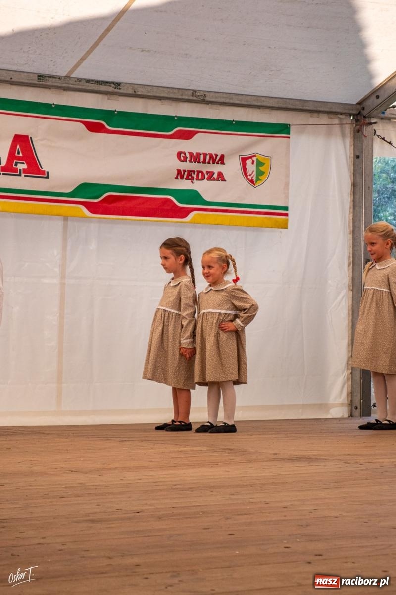 Zdjęcie w galerii na portalu naszraciborz.pl: A po korowodzie i mszy… biesiada i tłumy na parkiecie. Tak bawiła się gmina Nędza na dożynkach w Zawadzie Książęcej [FOTO] wiadomości z regionu