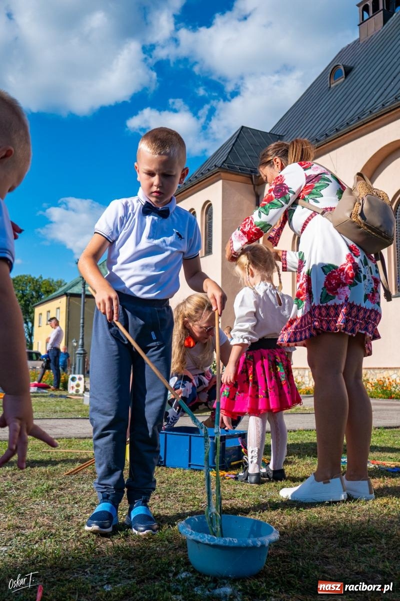 Zdjęcie w galerii na portalu naszraciborz.pl: A po korowodzie i mszy… biesiada i tłumy na parkiecie. Tak bawiła się gmina Nędza na dożynkach w Zawadzie Książęcej [FOTO] wiadomości z regionu