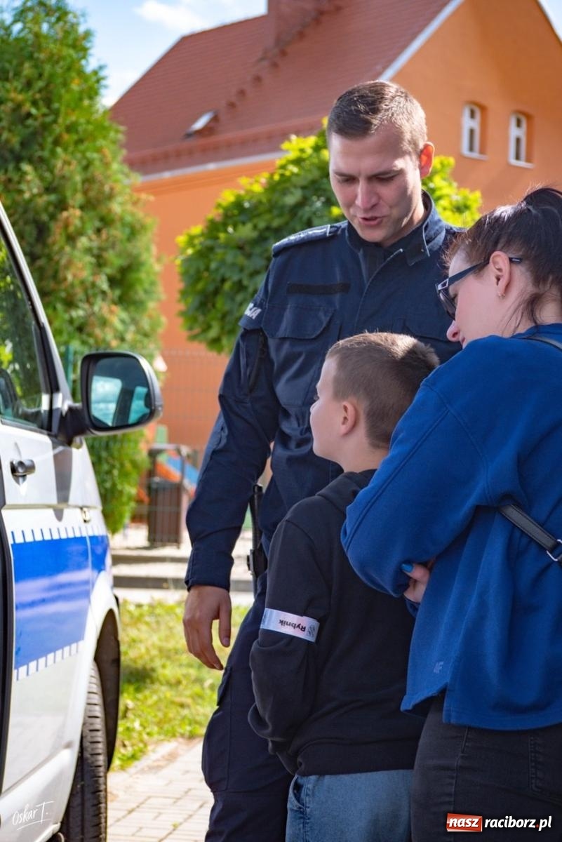 Zdjęcie w galerii na portalu naszraciborz.pl: Mundurowi i mieszkańcy zjednoczeni w pomocy. W Raszczycach zagrali dla Wojtka [FOTO] wiadomości z regionu