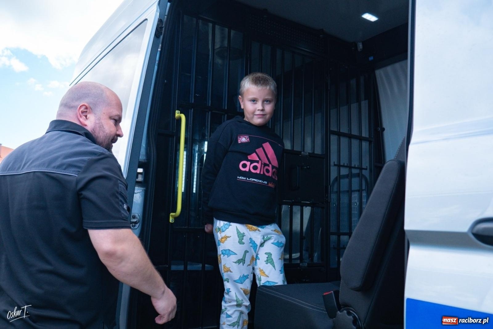 Zdjęcie w galerii na portalu naszraciborz.pl: Mundurowi i mieszkańcy zjednoczeni w pomocy. W Raszczycach zagrali dla Wojtka [FOTO] wiadomości z regionu