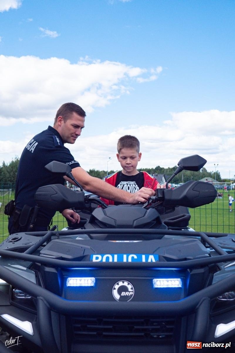 Zdjęcie w galerii na portalu naszraciborz.pl: Mundurowi i mieszkańcy zjednoczeni w pomocy. W Raszczycach zagrali dla Wojtka [FOTO] wiadomości z regionu