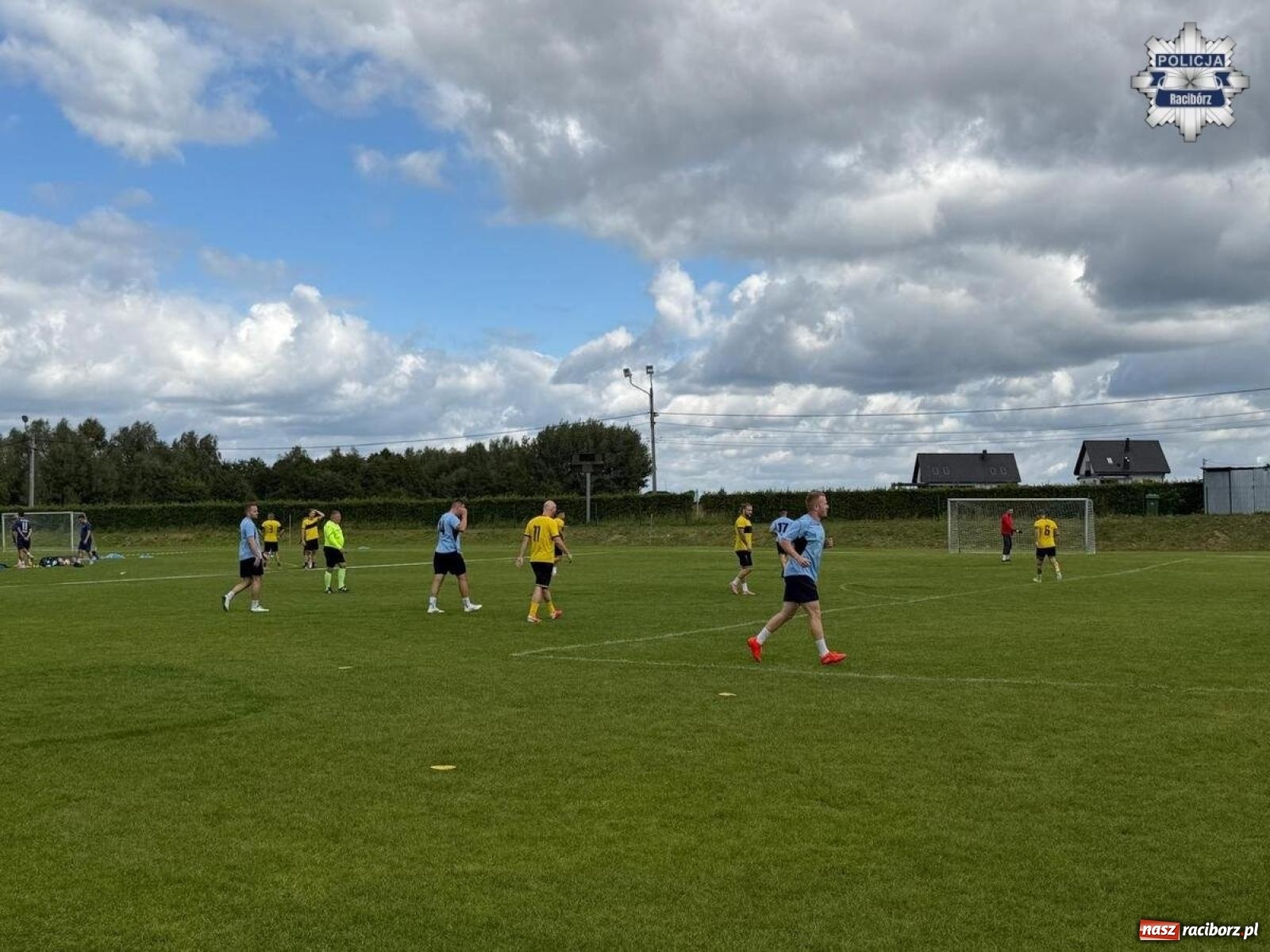 Zdjęcie w galerii na portalu naszraciborz.pl: Mundurowi i mieszkańcy zjednoczeni w pomocy. W Raszczycach zagrali dla Wojtka [FOTO] wiadomości z regionu