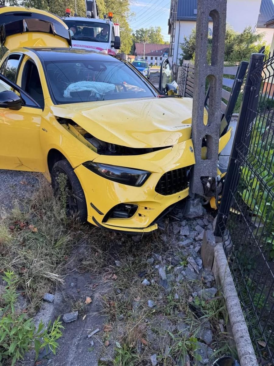 Zdjęcie w galerii na portalu naszraciborz.pl: Mercedes wypadł z drogi w Rudach. 25-latek za kierownicą wiadomości z regionu