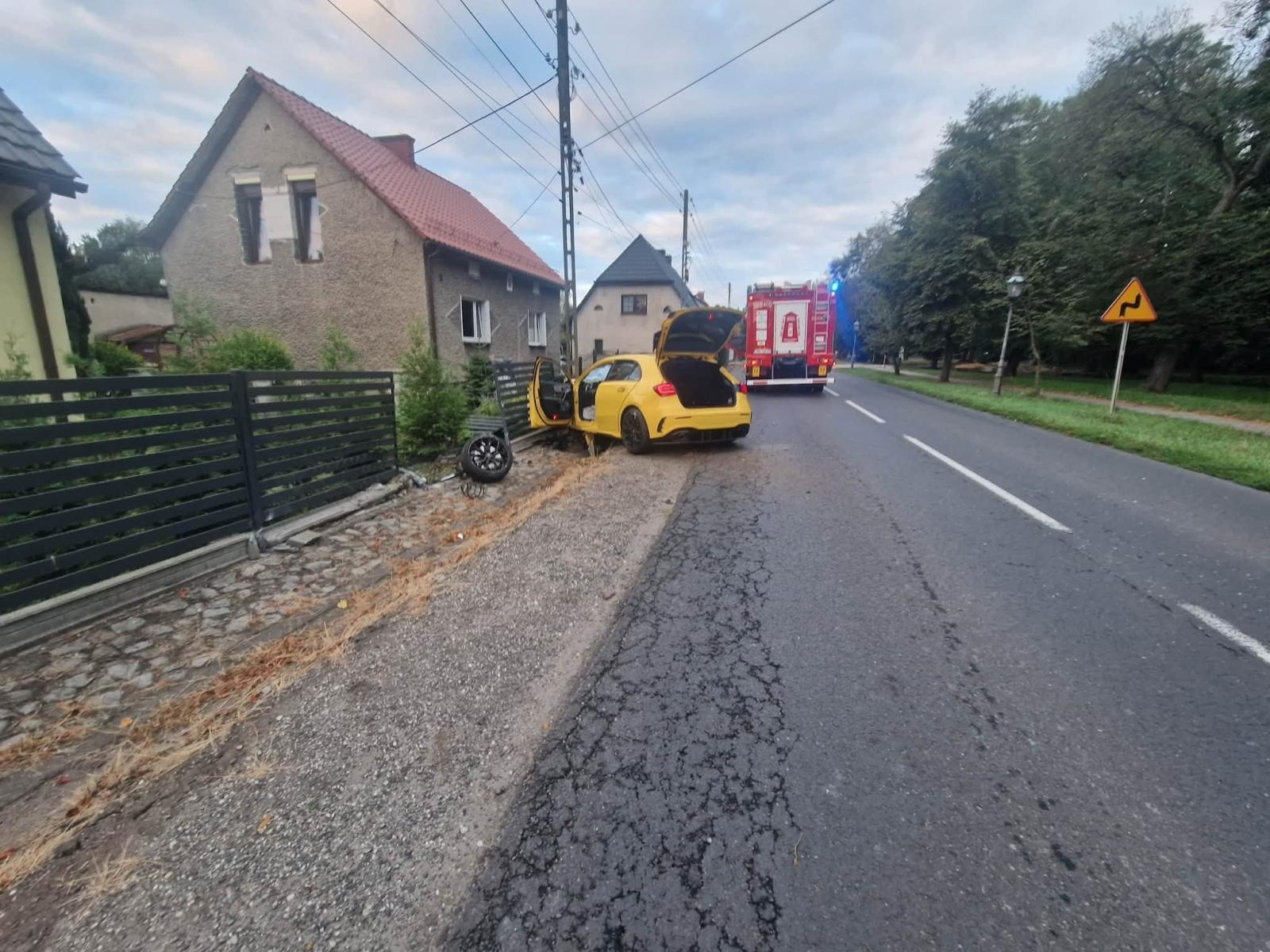 Zdjęcie w galerii na portalu naszraciborz.pl: Mercedes wypadł z drogi w Rudach. 25-latek za kierownicą wiadomości z regionu