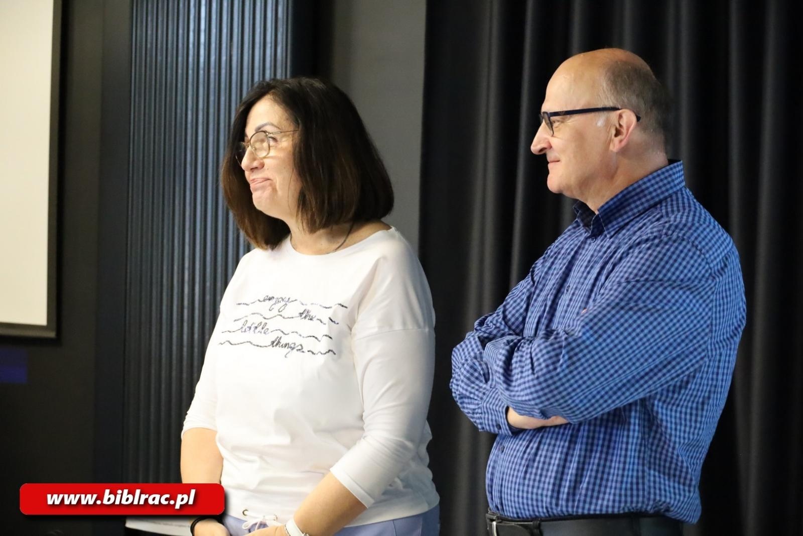 Zdjęcie w galerii na portalu naszraciborz.pl: Dziady bardziej na luzie, czyli Narodowe Czytanie na Stacji Młodych wiadomości z regionu