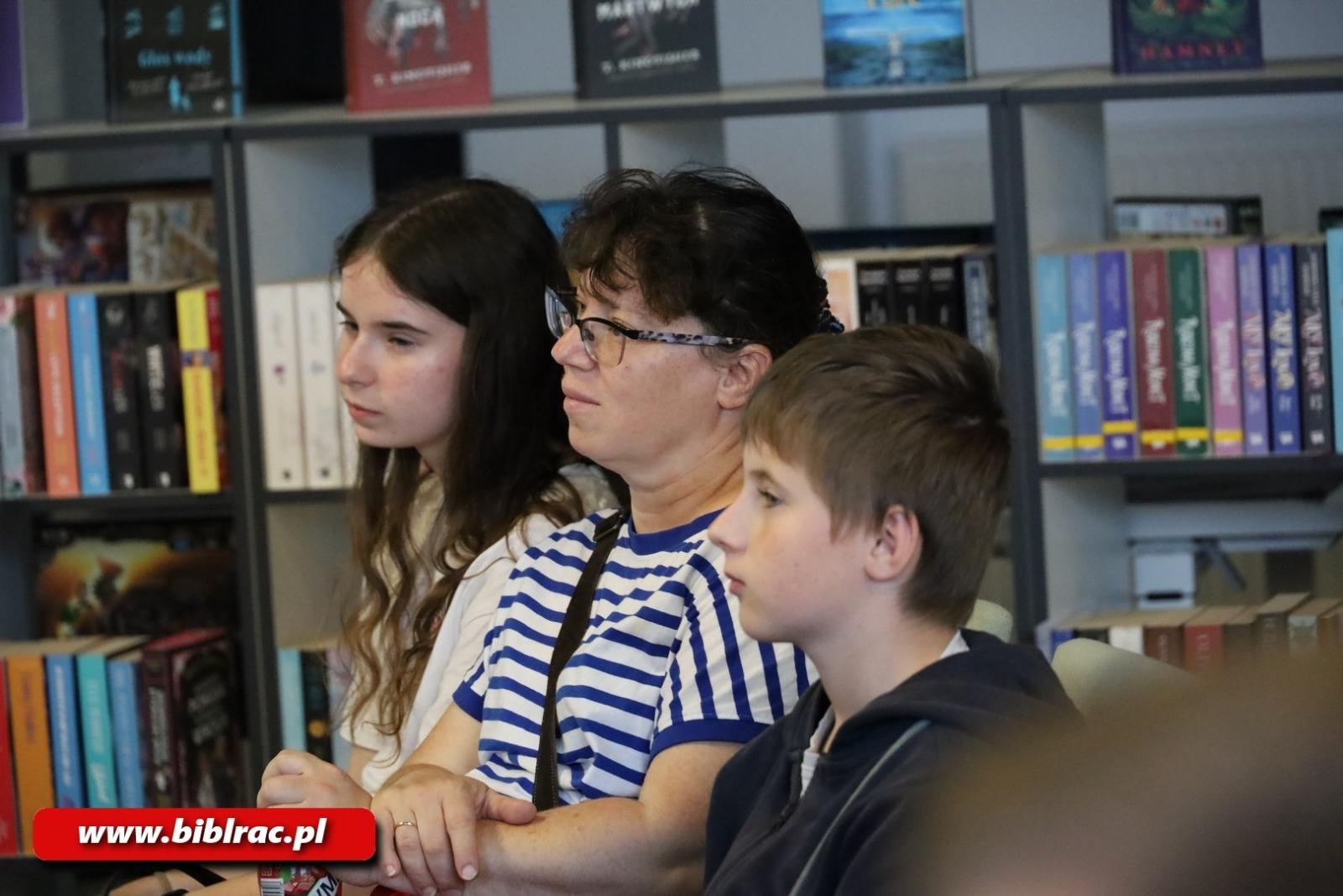 Zdjęcie w galerii na portalu naszraciborz.pl: Dziady bardziej na luzie, czyli Narodowe Czytanie na Stacji Młodych wiadomości z regionu