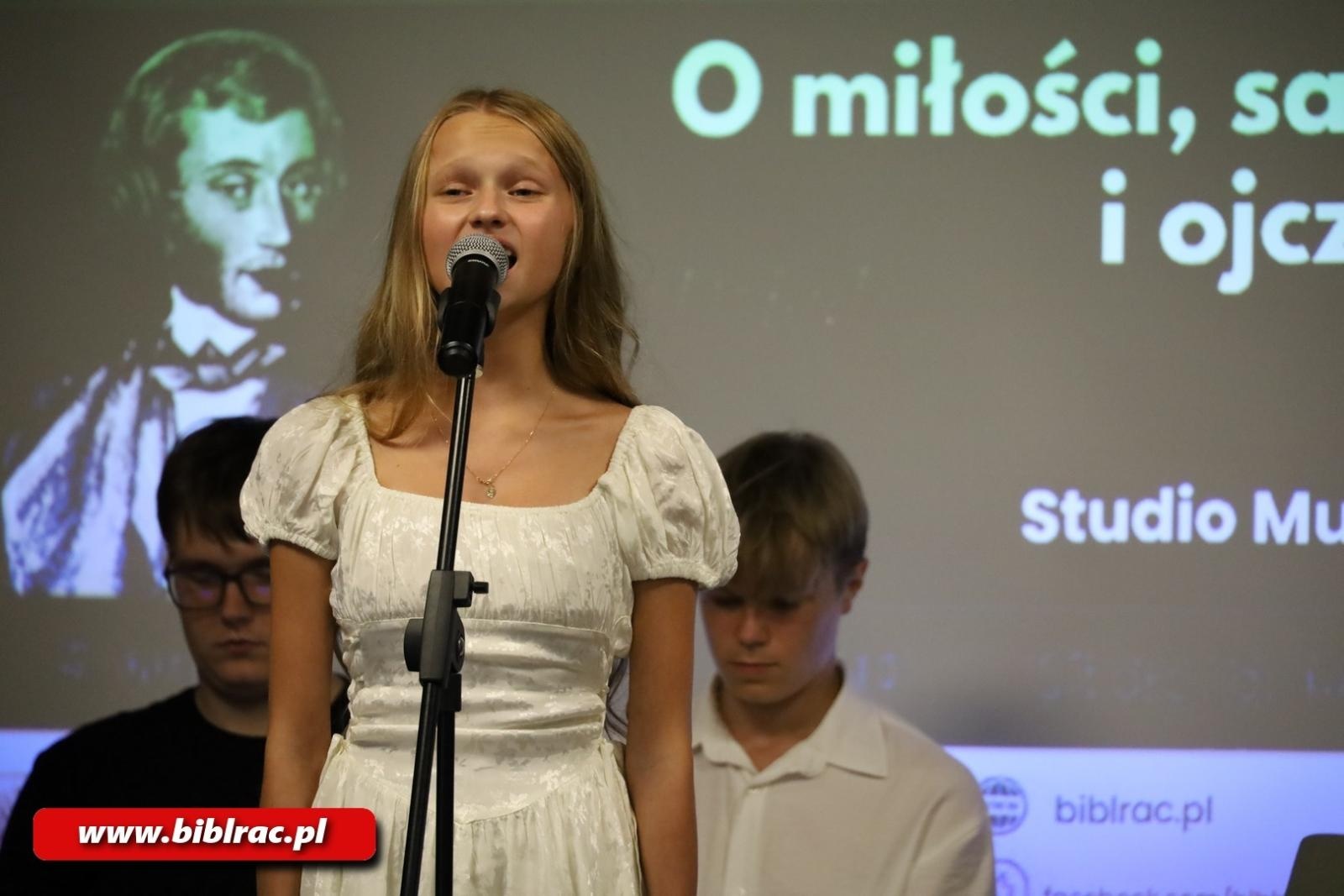 Zdjęcie w galerii na portalu naszraciborz.pl: Dziady bardziej na luzie, czyli Narodowe Czytanie na Stacji Młodych wiadomości z regionu