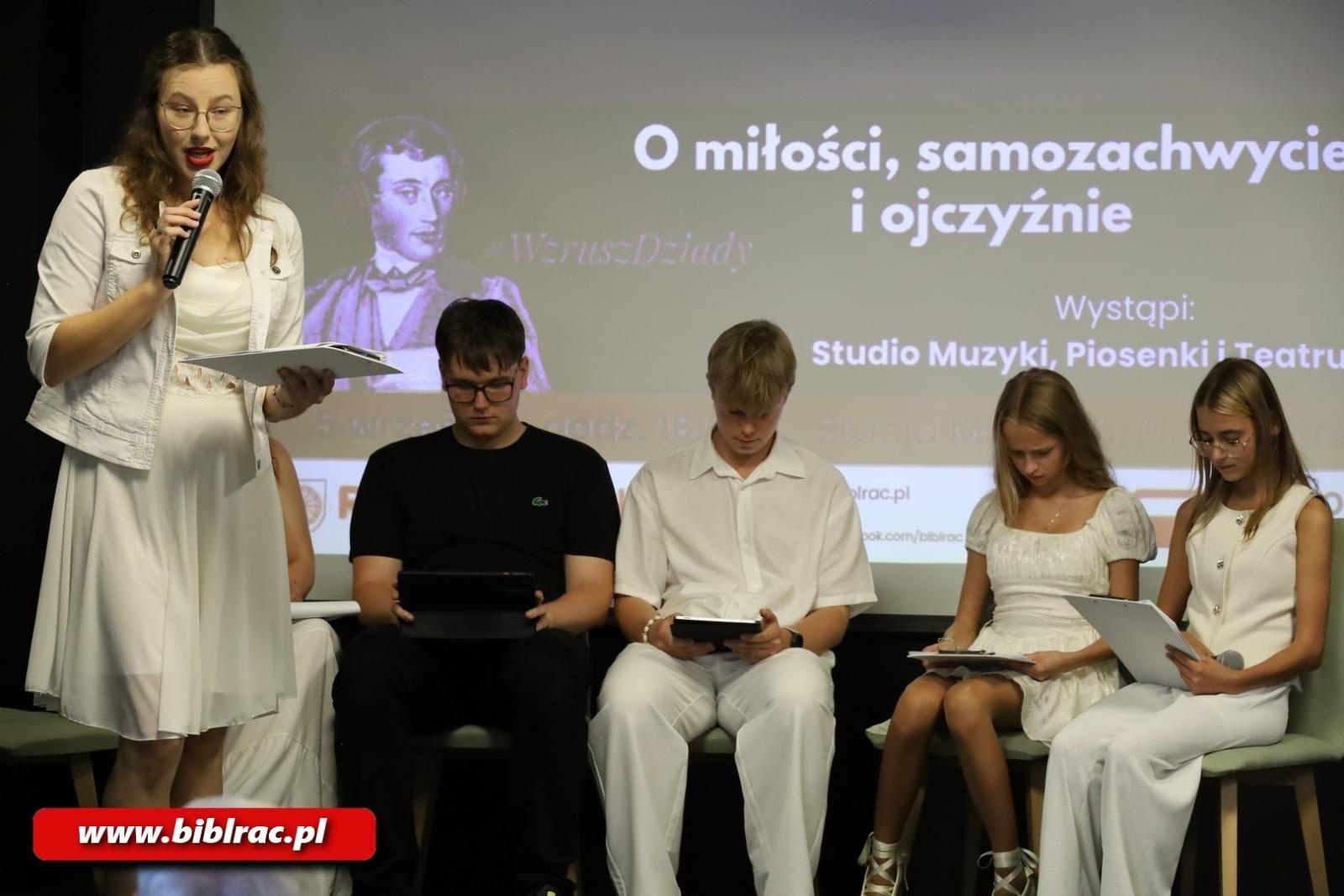 Zdjęcie w galerii na portalu naszraciborz.pl: Dziady bardziej na luzie, czyli Narodowe Czytanie na Stacji Młodych wiadomości z regionu