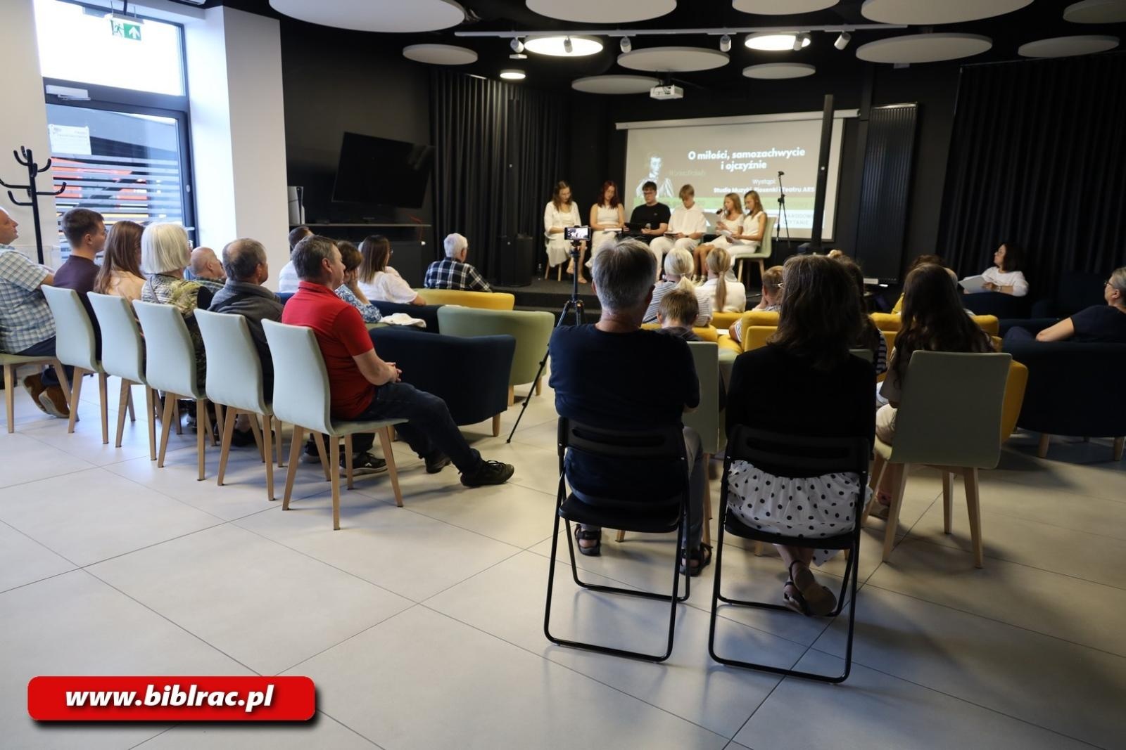 Zdjęcie w galerii na portalu naszraciborz.pl: Dziady bardziej na luzie, czyli Narodowe Czytanie na Stacji Młodych wiadomości z regionu