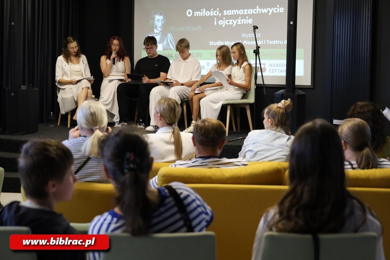 Zdjęcie w galerii na portalu naszraciborz.pl: Dziady bardziej na luzie, czyli Narodowe Czytanie na Stacji Młodych wiadomości z regionu