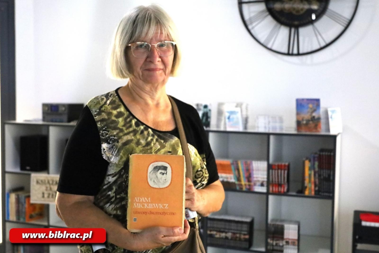 Zdjęcie w galerii na portalu naszraciborz.pl: Dziady bardziej na luzie, czyli Narodowe Czytanie na Stacji Młodych wiadomości z regionu