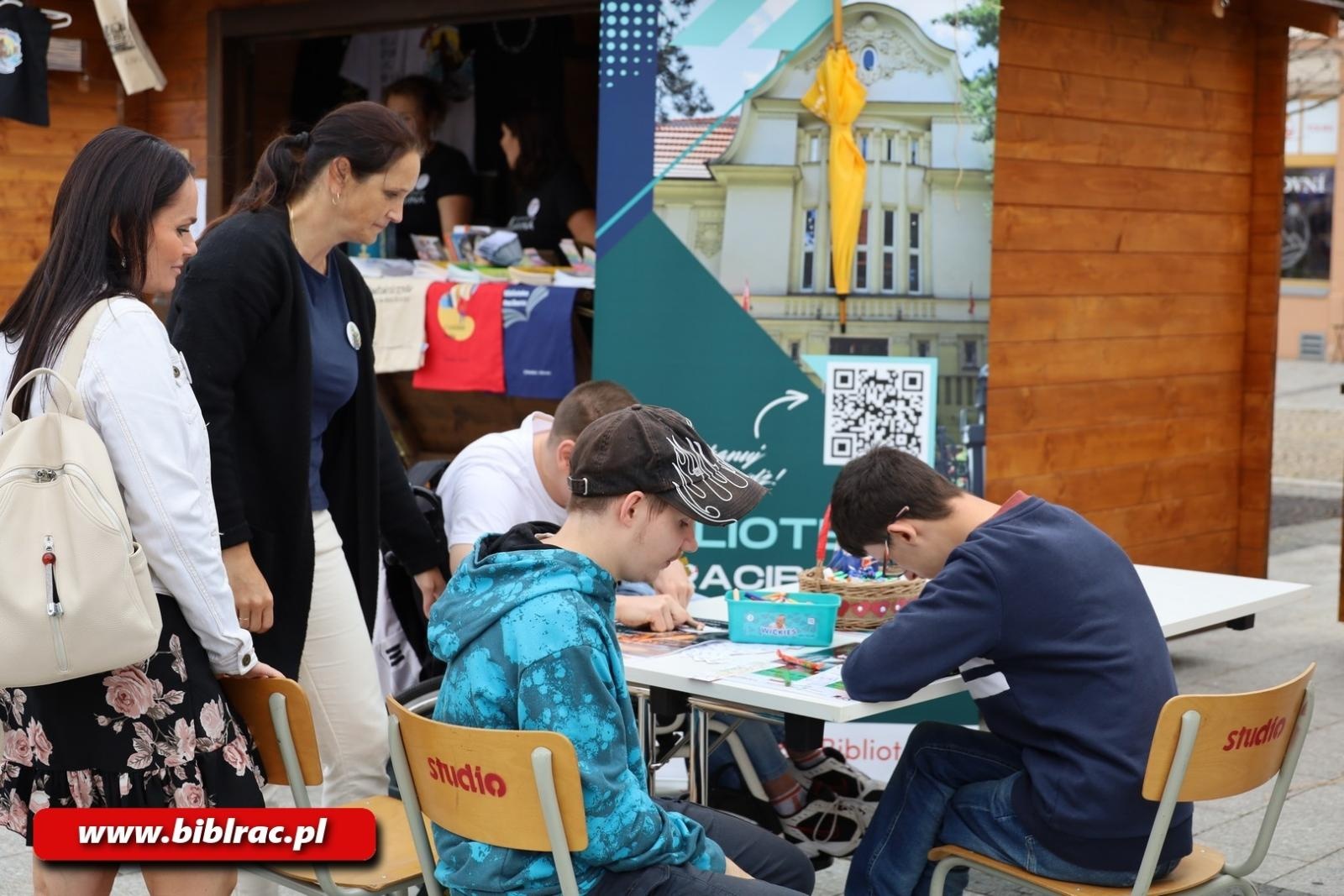 Zdjęcie w galerii na portalu naszraciborz.pl: Raciborska biblioteka na Jarmarku Książki w Karwinie wiadomości z regionu