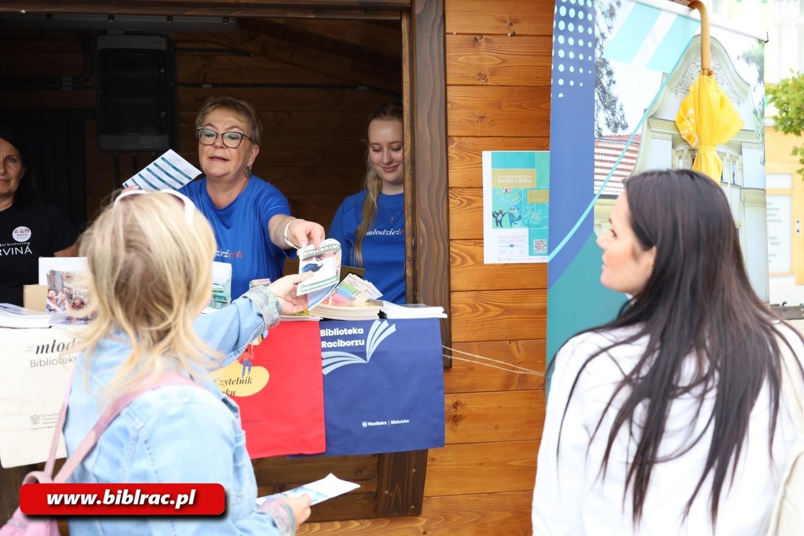 Zdjęcie w galerii na portalu naszraciborz.pl: Raciborska biblioteka na Jarmarku Książki w Karwinie wiadomości z regionu