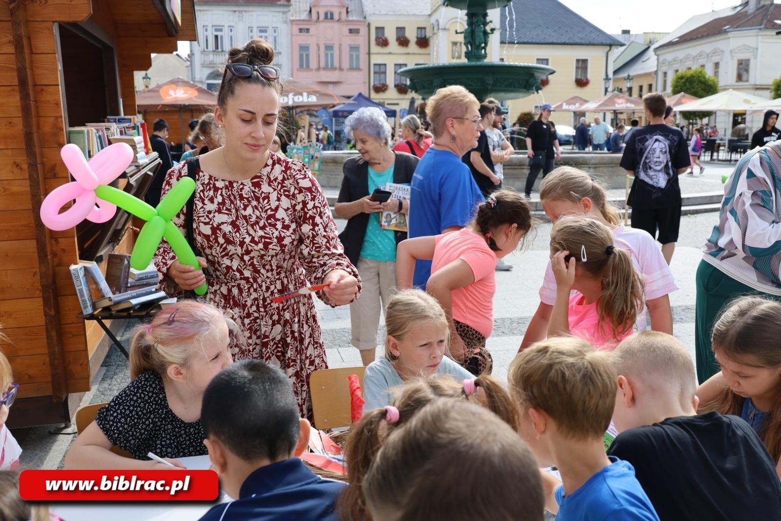Zdjęcie w galerii na portalu naszraciborz.pl: Raciborska biblioteka na Jarmarku Książki w Karwinie wiadomości z regionu