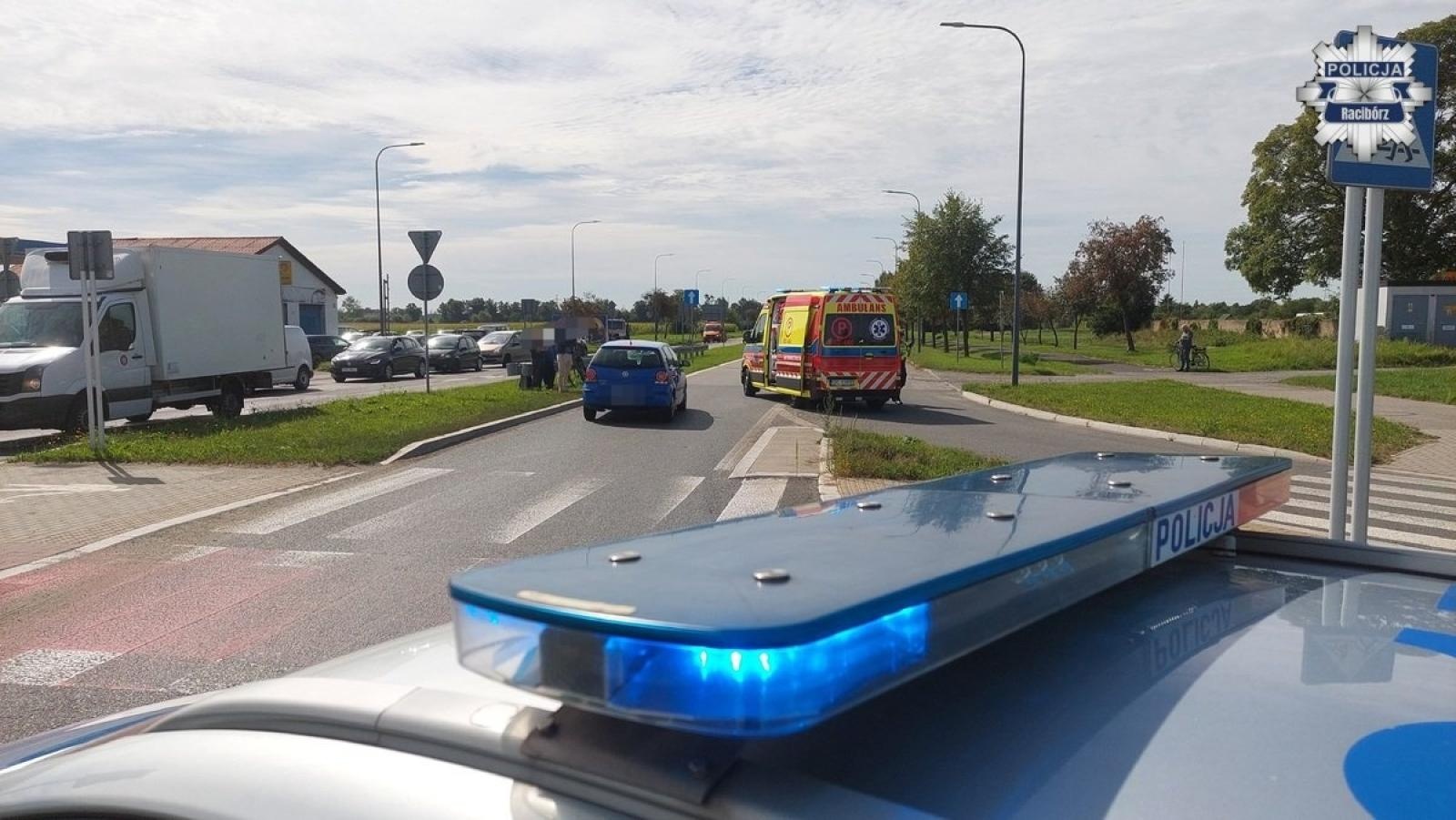 Zdjęcie w galerii na portalu naszraciborz.pl: Zderzenie Volkswagena z rowerzystą. 83-latek trafił do szpitala wiadomości z regionu