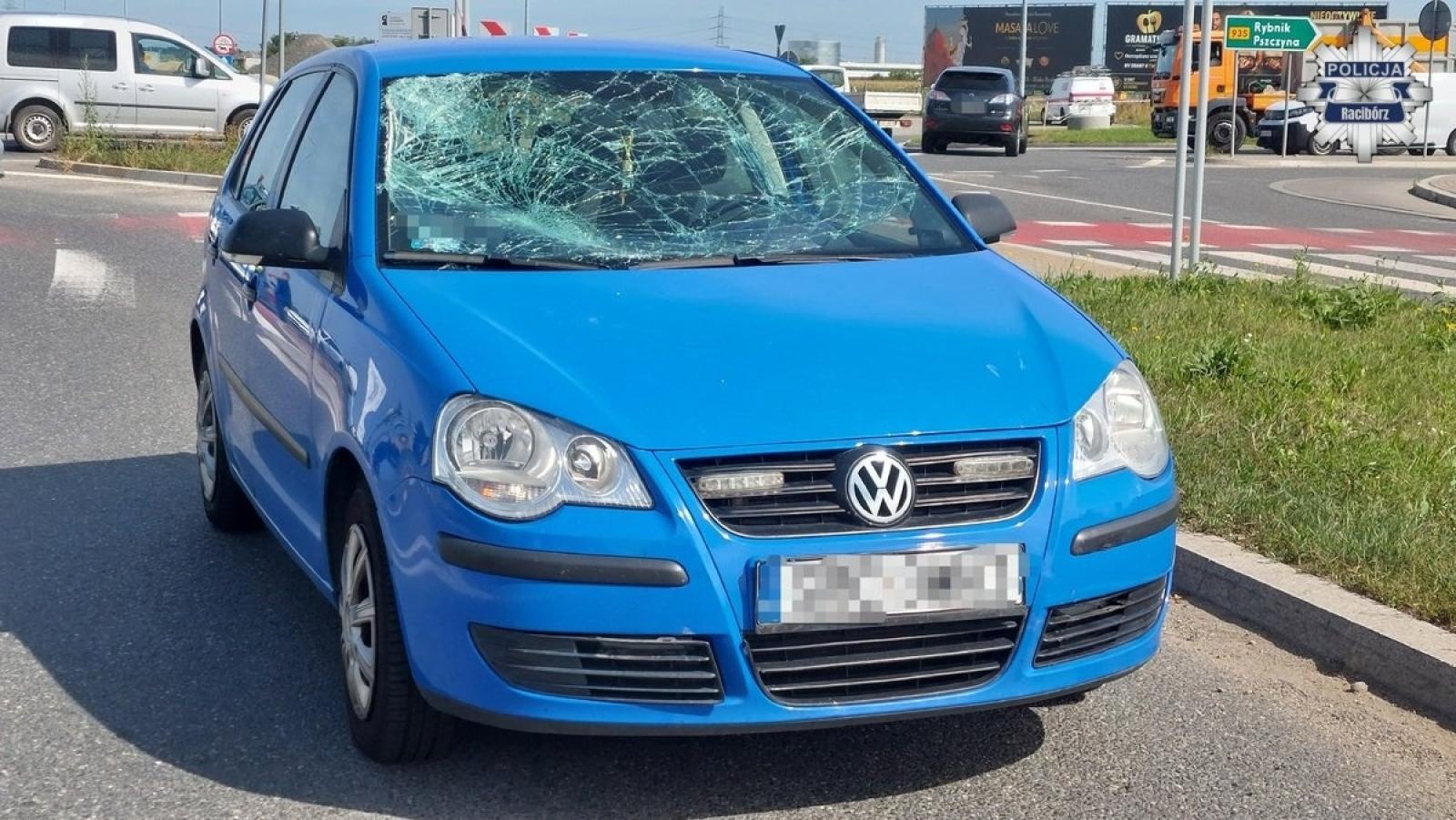 Zdjęcie w galerii na portalu naszraciborz.pl: Zderzenie Volkswagena z rowerzystą. 83-latek trafił do szpitala wiadomości z regionu