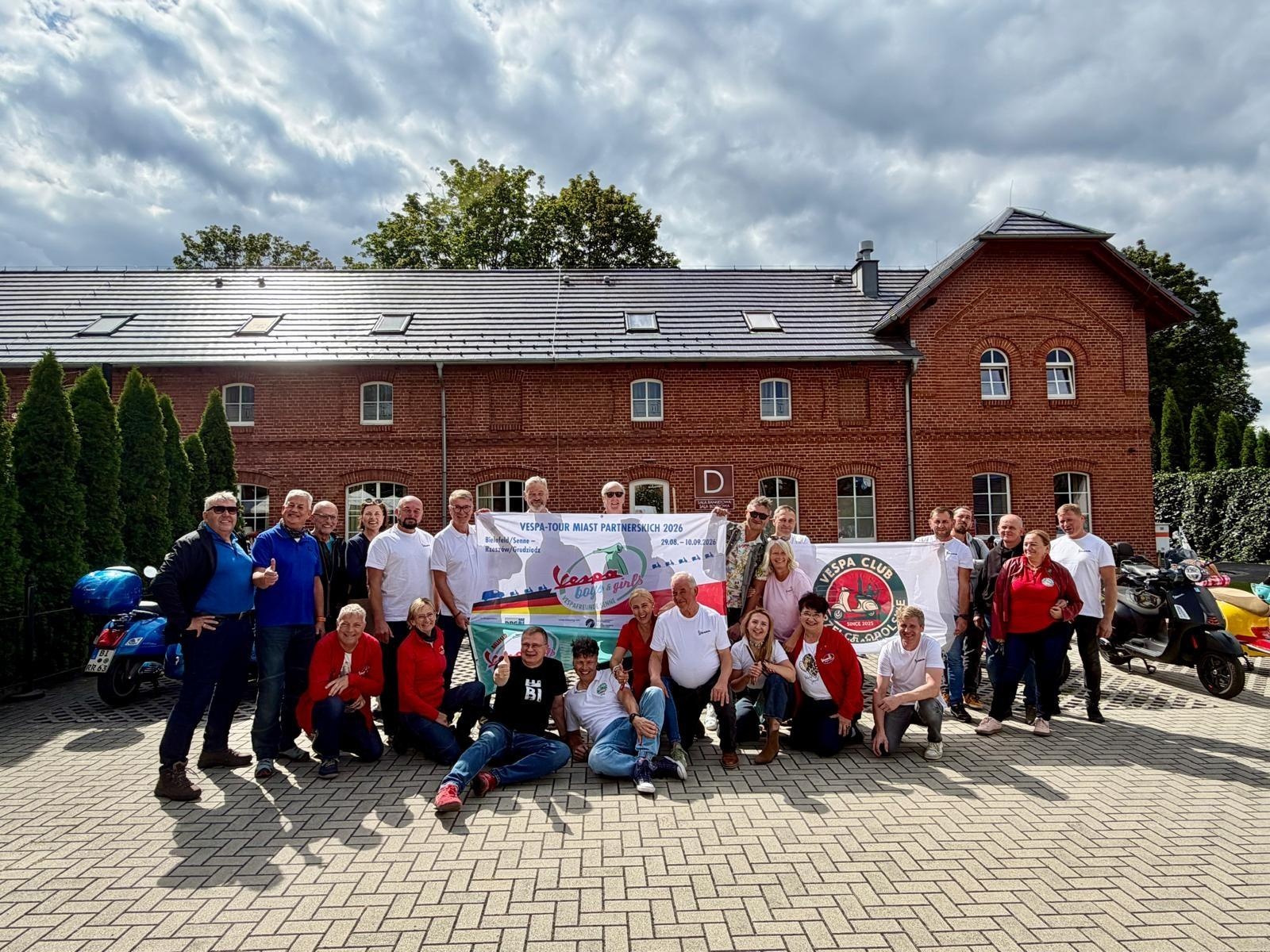 Zdjęcie w galerii na portalu naszraciborz.pl: Vespowa sztafeta przyjaźni. Raciborscy miłośnicy skuterów powitali niemieckich uczestników rajdu wiadomości z regionu