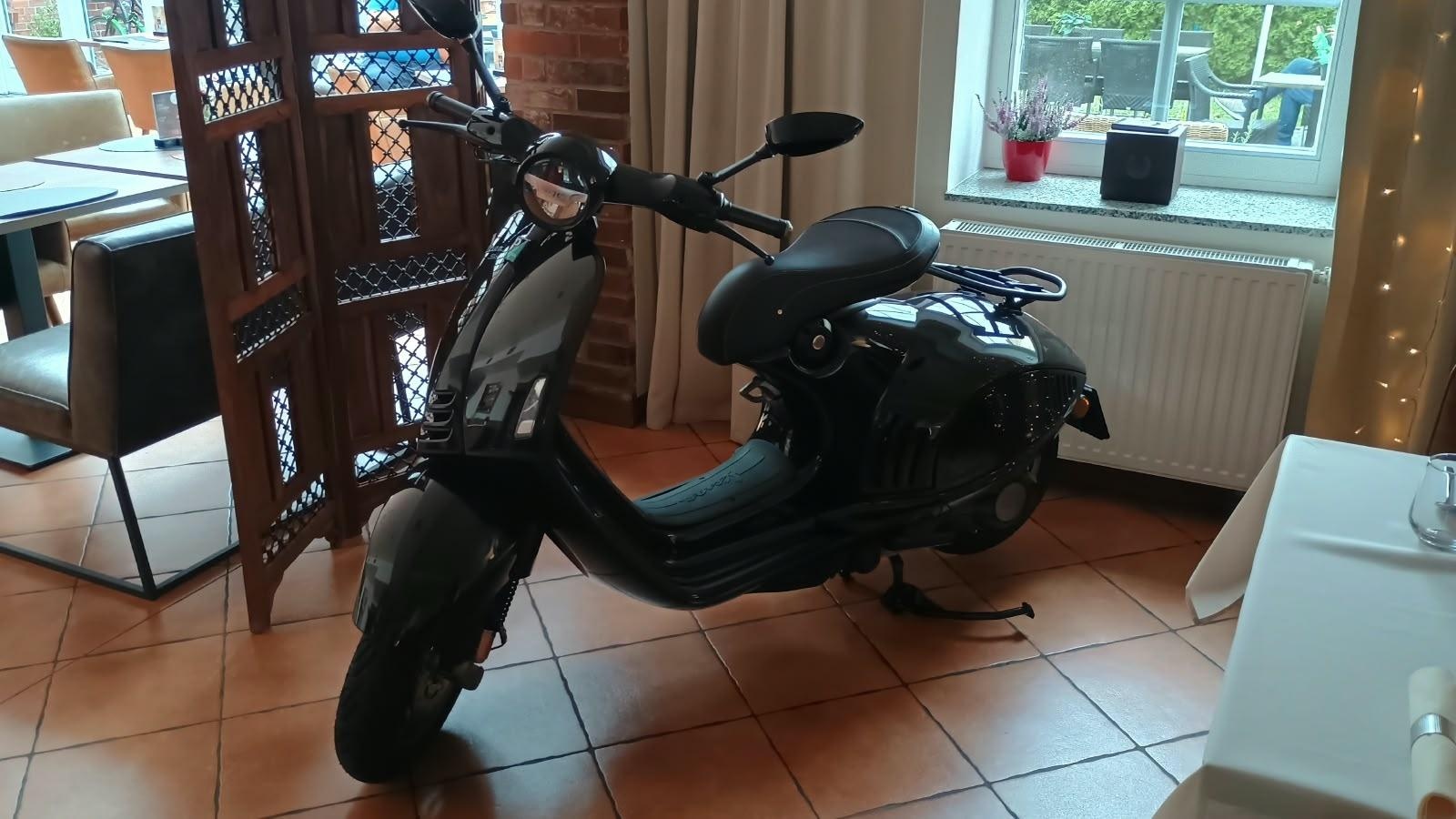 Zdjęcie w galerii na portalu naszraciborz.pl: Vespowa sztafeta przyjaźni. Raciborscy miłośnicy skuterów powitali niemieckich uczestników rajdu wiadomości z regionu
