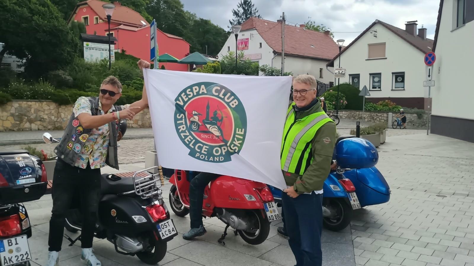 Zdjęcie w galerii na portalu naszraciborz.pl: Vespowa sztafeta przyjaźni. Raciborscy miłośnicy skuterów powitali niemieckich uczestników rajdu wiadomości z regionu