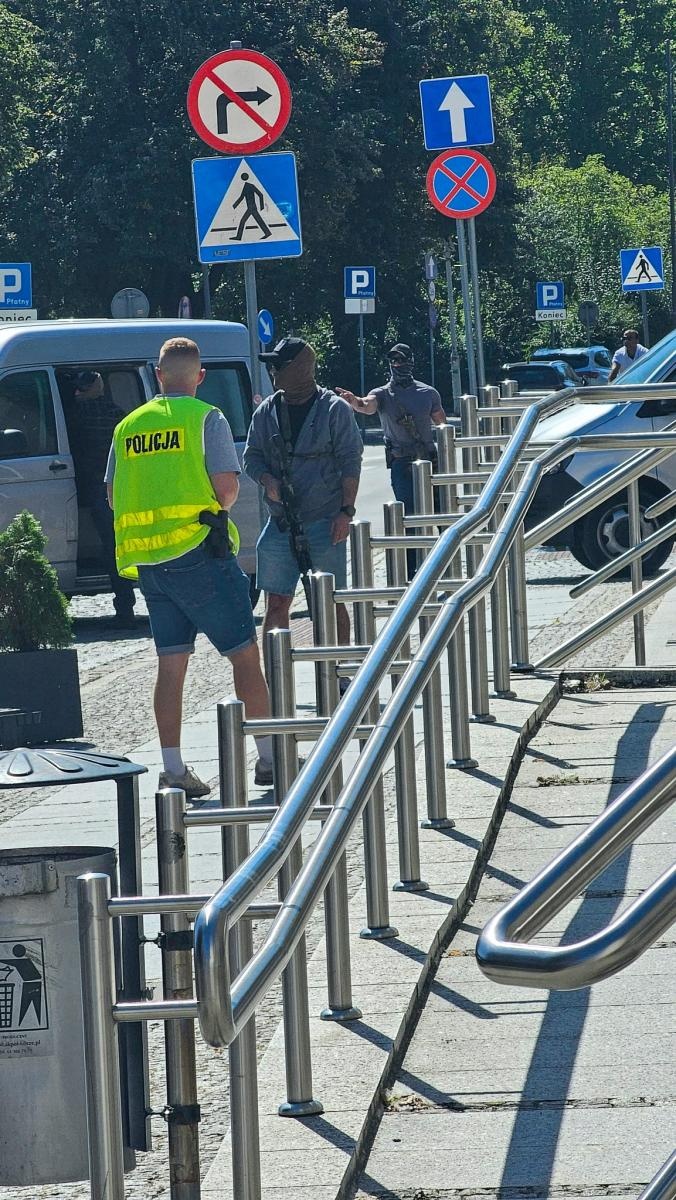 Zdjęcie w galerii na portalu naszraciborz.pl: Chwila grozy na ulicach Raciborza. Akcja specjalsów jak z filmu wiadomości z regionu