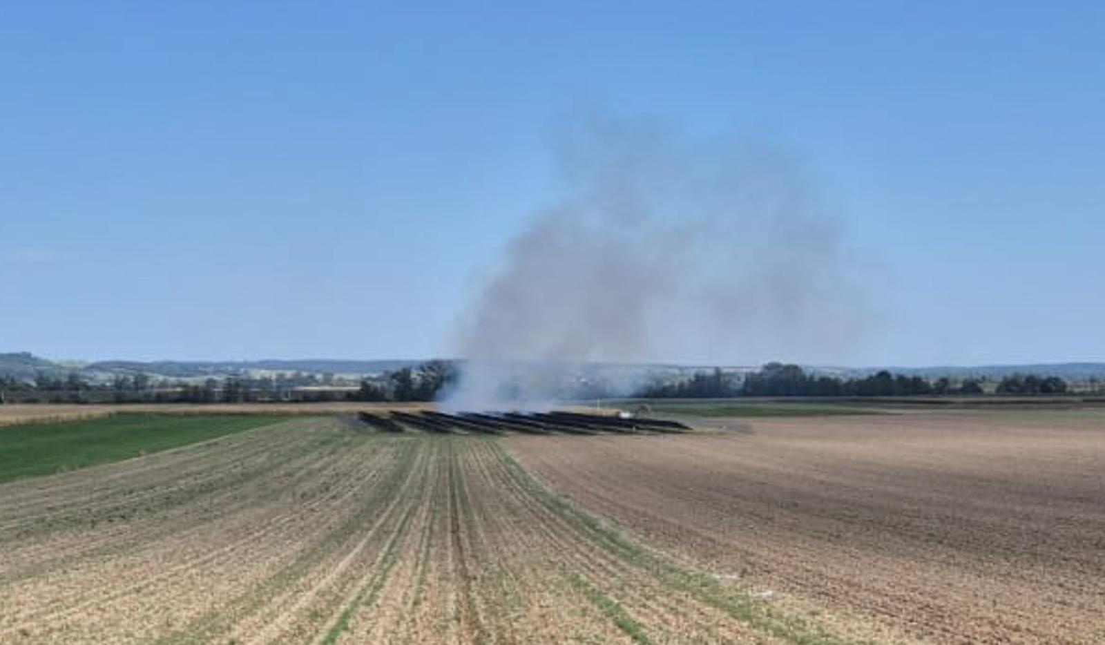 Zdjęcie w galerii na portalu naszraciborz.pl: Dym nad farmą fotowoltaiczną pomiędzy Sudołem a Bieńkowicami [FOTO i WIDEO] wiadomości z regionu