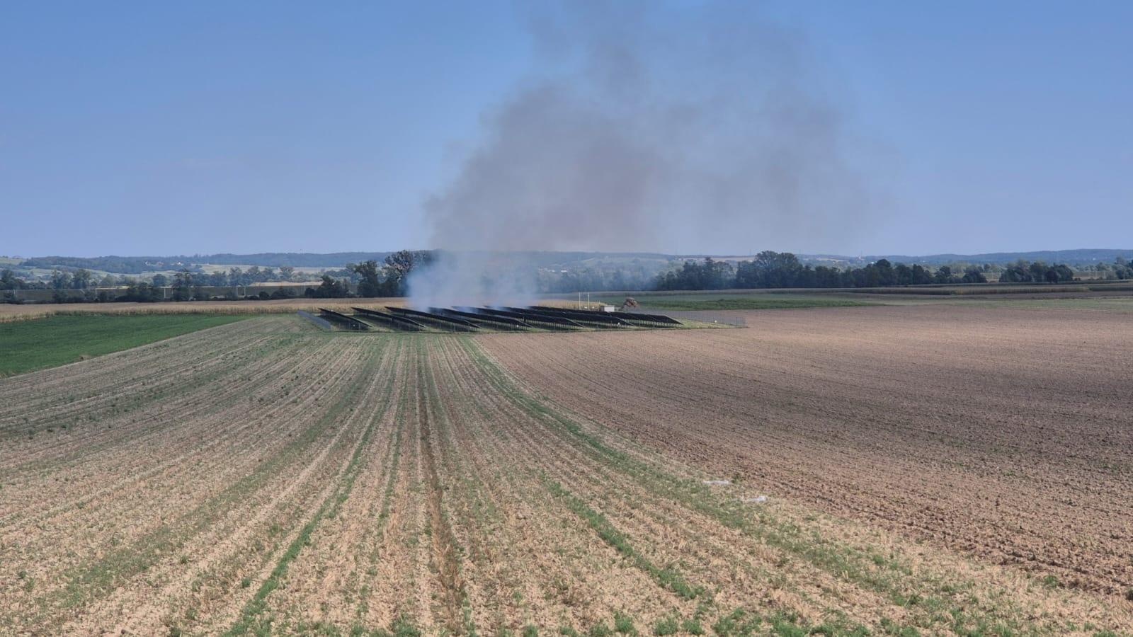 Zdjęcie w galerii na portalu naszraciborz.pl: Dym nad farmą fotowoltaiczną pomiędzy Sudołem a Bieńkowicami [FOTO i WIDEO] wiadomości z regionu