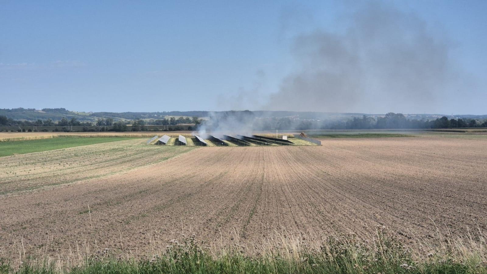 Zdjęcie w galerii na portalu naszraciborz.pl: Dym nad farmą fotowoltaiczną pomiędzy Sudołem a Bieńkowicami [FOTO i WIDEO] wiadomości z regionu