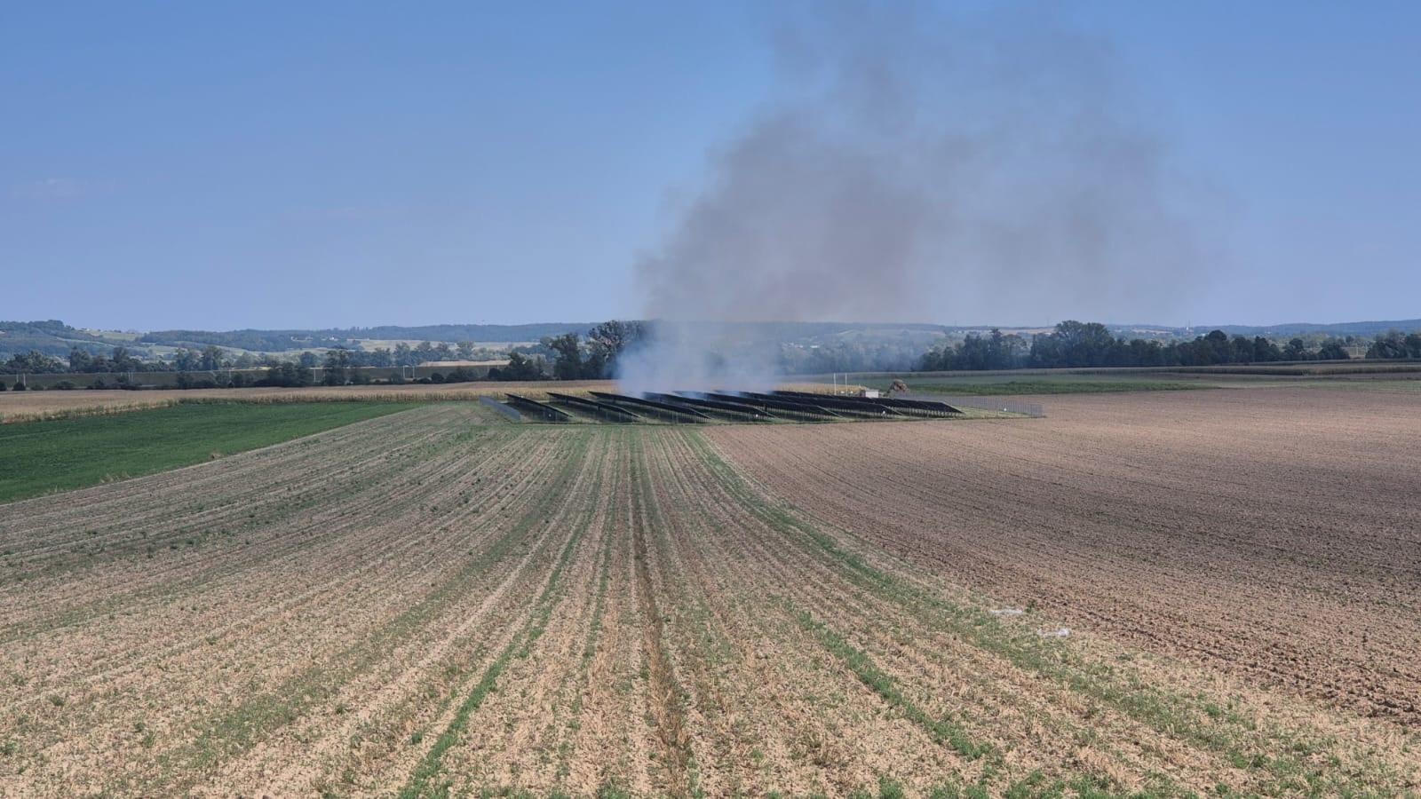 Zdjęcie w galerii na portalu naszraciborz.pl: Dym nad farmą fotowoltaiczną pomiędzy Sudołem a Bieńkowicami [FOTO i WIDEO] wiadomości z regionu