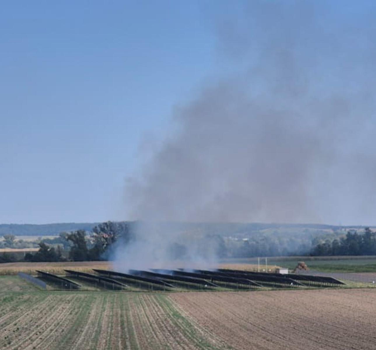Zdjęcie w galerii na portalu naszraciborz.pl: Dym nad farmą fotowoltaiczną pomiędzy Sudołem a Bieńkowicami [FOTO i WIDEO] wiadomości z regionu