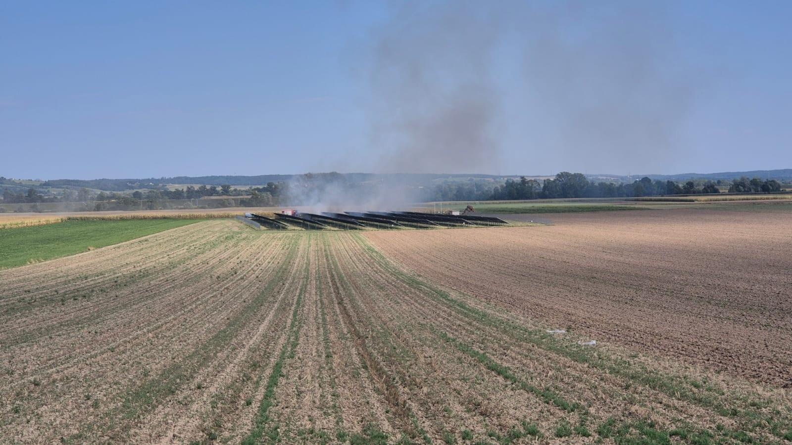 Zdjęcie w galerii na portalu naszraciborz.pl: Dym nad farmą fotowoltaiczną pomiędzy Sudołem a Bieńkowicami [FOTO i WIDEO] wiadomości z regionu