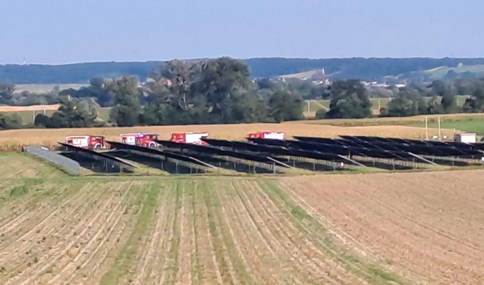 Zdjęcie w galerii na portalu naszraciborz.pl: Dym nad farmą fotowoltaiczną pomiędzy Sudołem a Bieńkowicami [FOTO i WIDEO] wiadomości z regionu