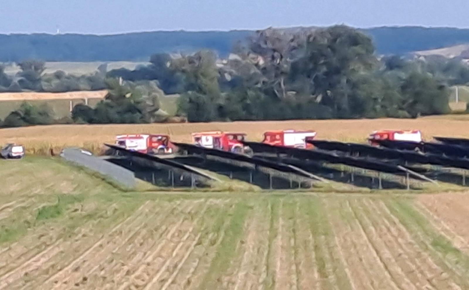 Zdjęcie w galerii na portalu naszraciborz.pl: Dym nad farmą fotowoltaiczną pomiędzy Sudołem a Bieńkowicami [FOTO i WIDEO] wiadomości z regionu